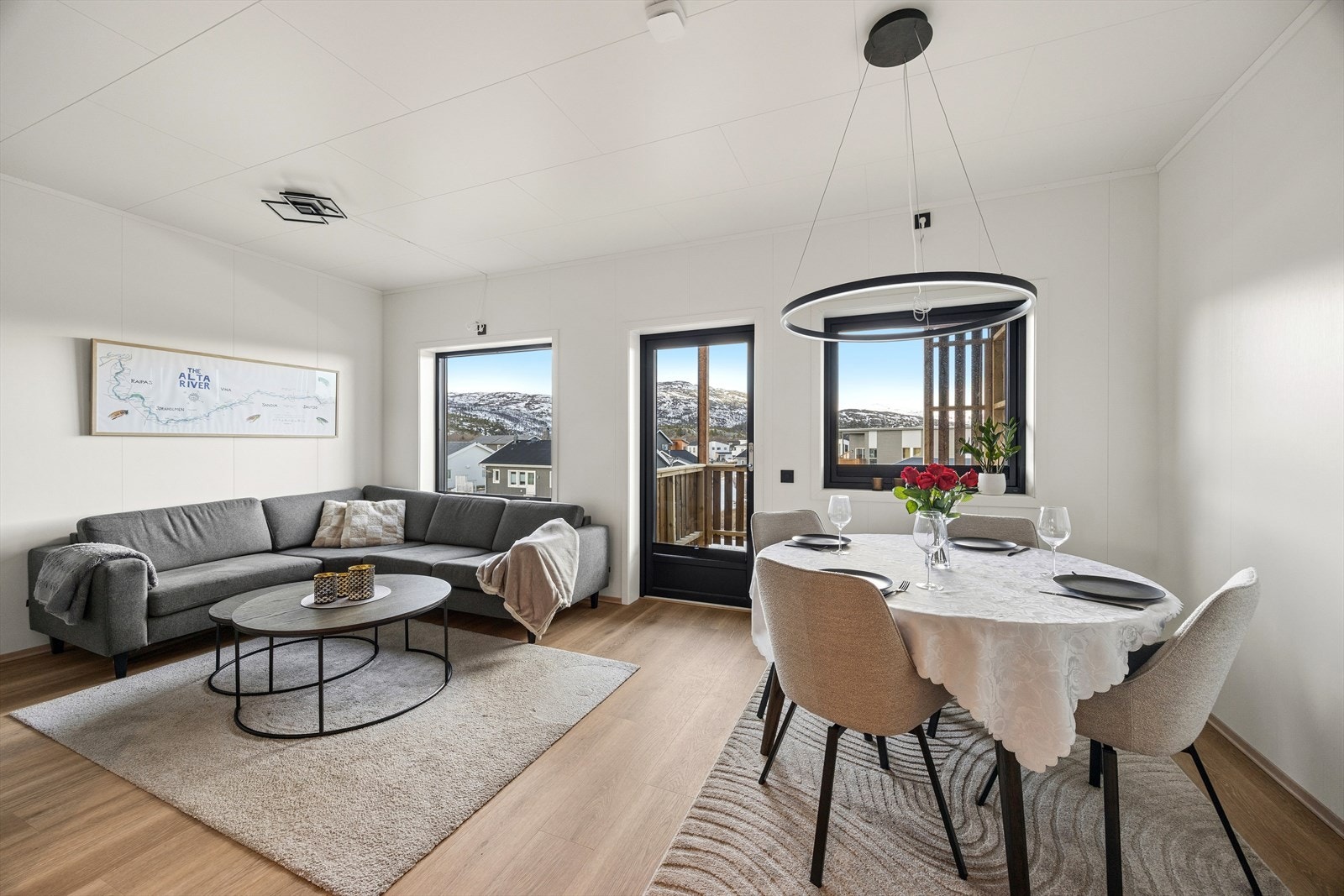 Stuen er romslig og har god plass til både sofagruppe og spisebord. Store vindusflater slipper inn rikelig med naturlig lys og gir en lys og luftig atmosfære. Galleribilde