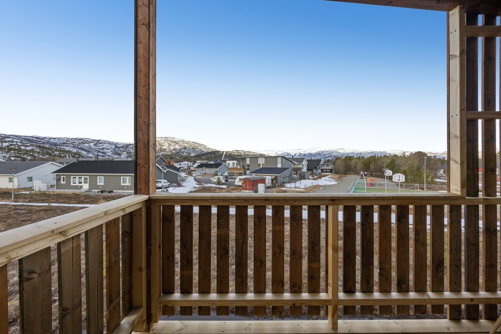 Den overbygde verandaen gir et flott uterom, perfekt for å nyte solrike dager. Galleribilde