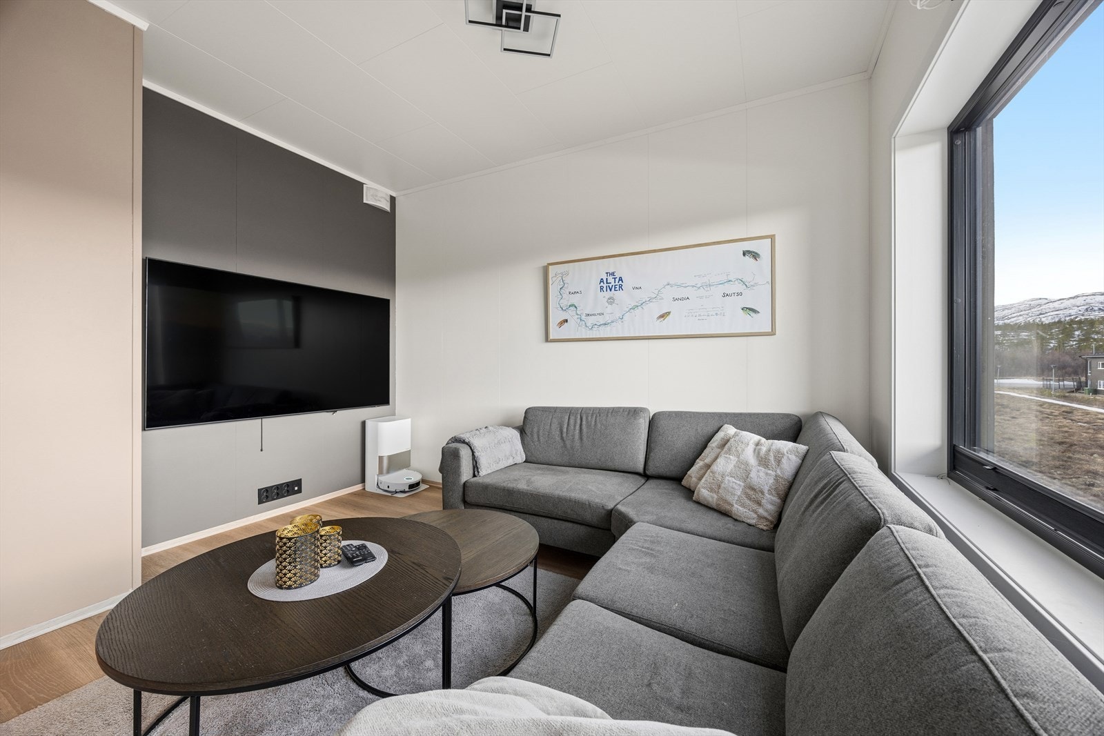Sofagruppen har en hyggelig plassering ved vinduene og nyter godt av det naturlige lyset. Galleribilde