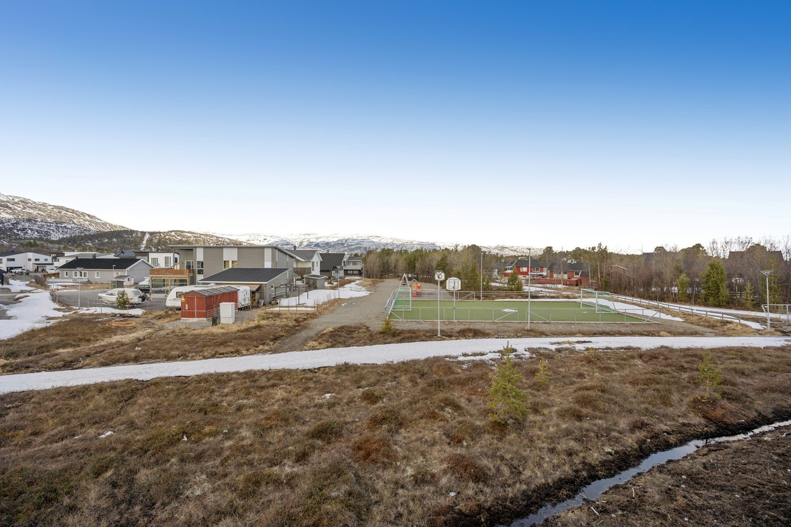 Borettslaget har tilgang til felles lekeplass og aktivitetsbygg. Gakorimyra ballbane ligger kun 8 minutters gange unna. Galleribilde