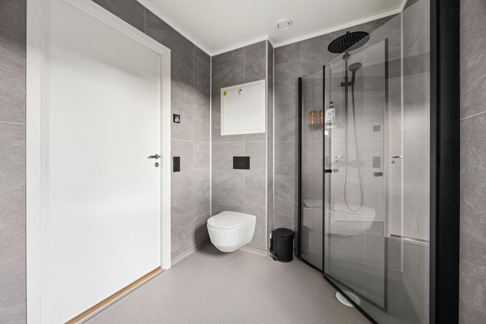 Badet har varmekabler i gulvet, vegghengt toalett og dusjhjørne. Galleribilde