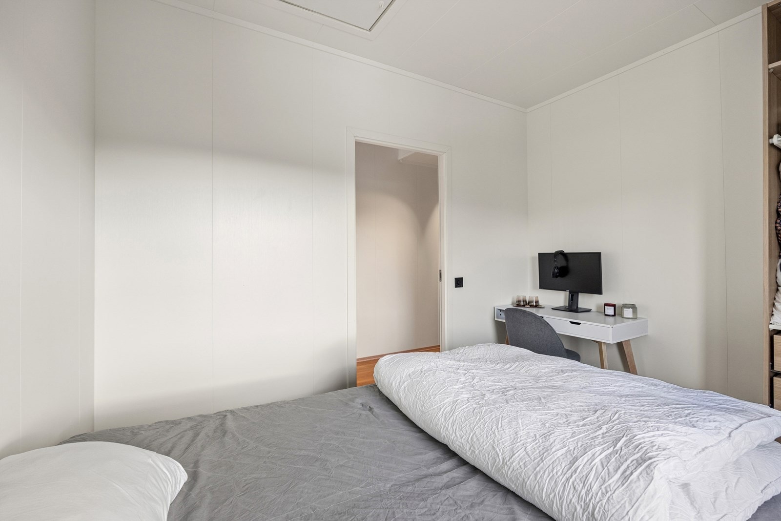 Soverom med god plass til seng og kontorplass. Galleribilde