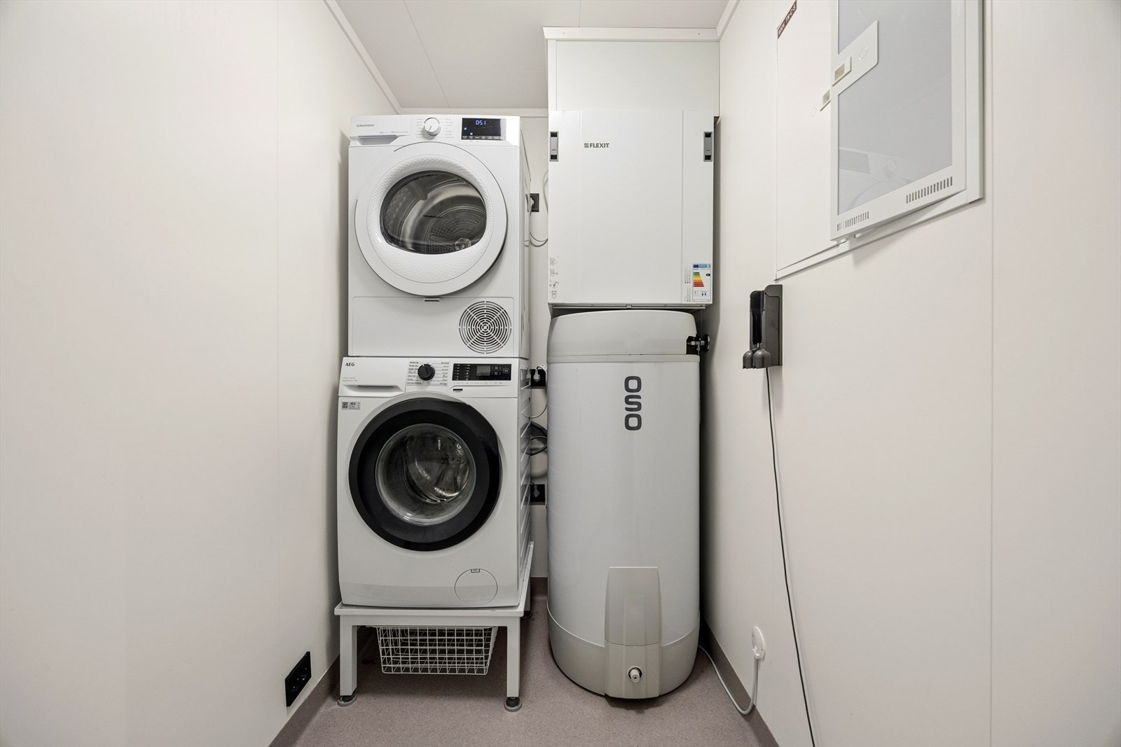 Praktisk teknisk rom med Flexit ventilasjonsaggregat, 200-liters varmtvannsbereder og opplegg for vaskemaskin. Galleribilde