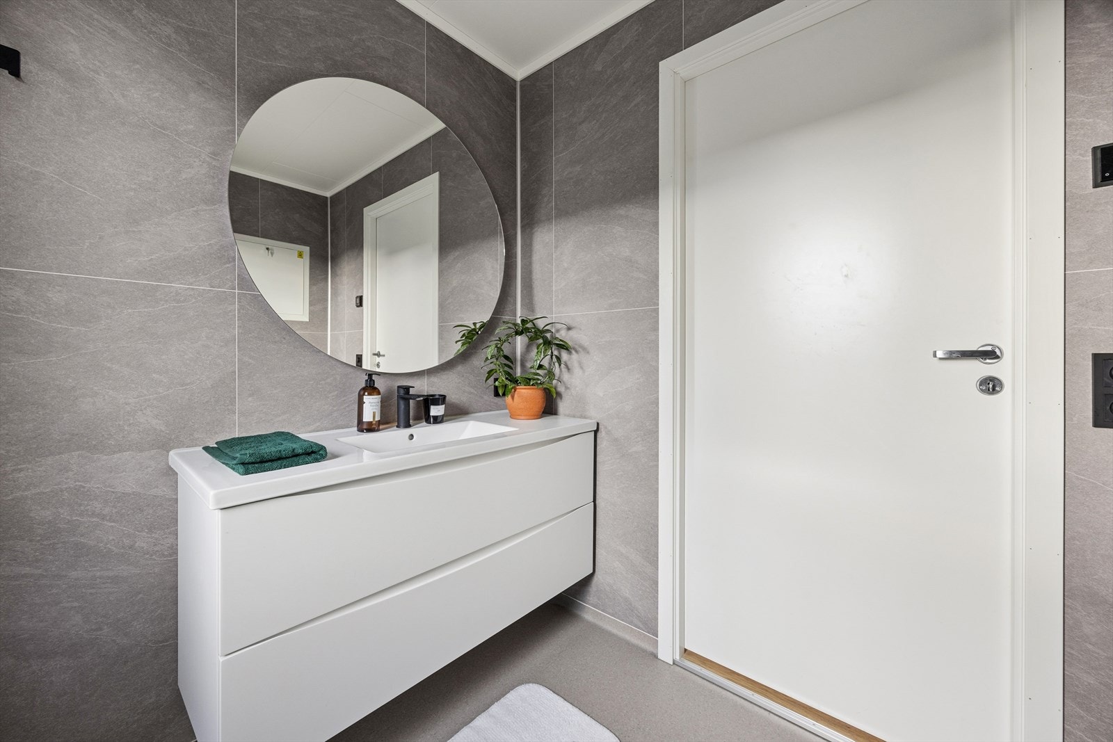 Overflatene består av belegg på gulv og våtromsplater på veggene. Galleribilde
