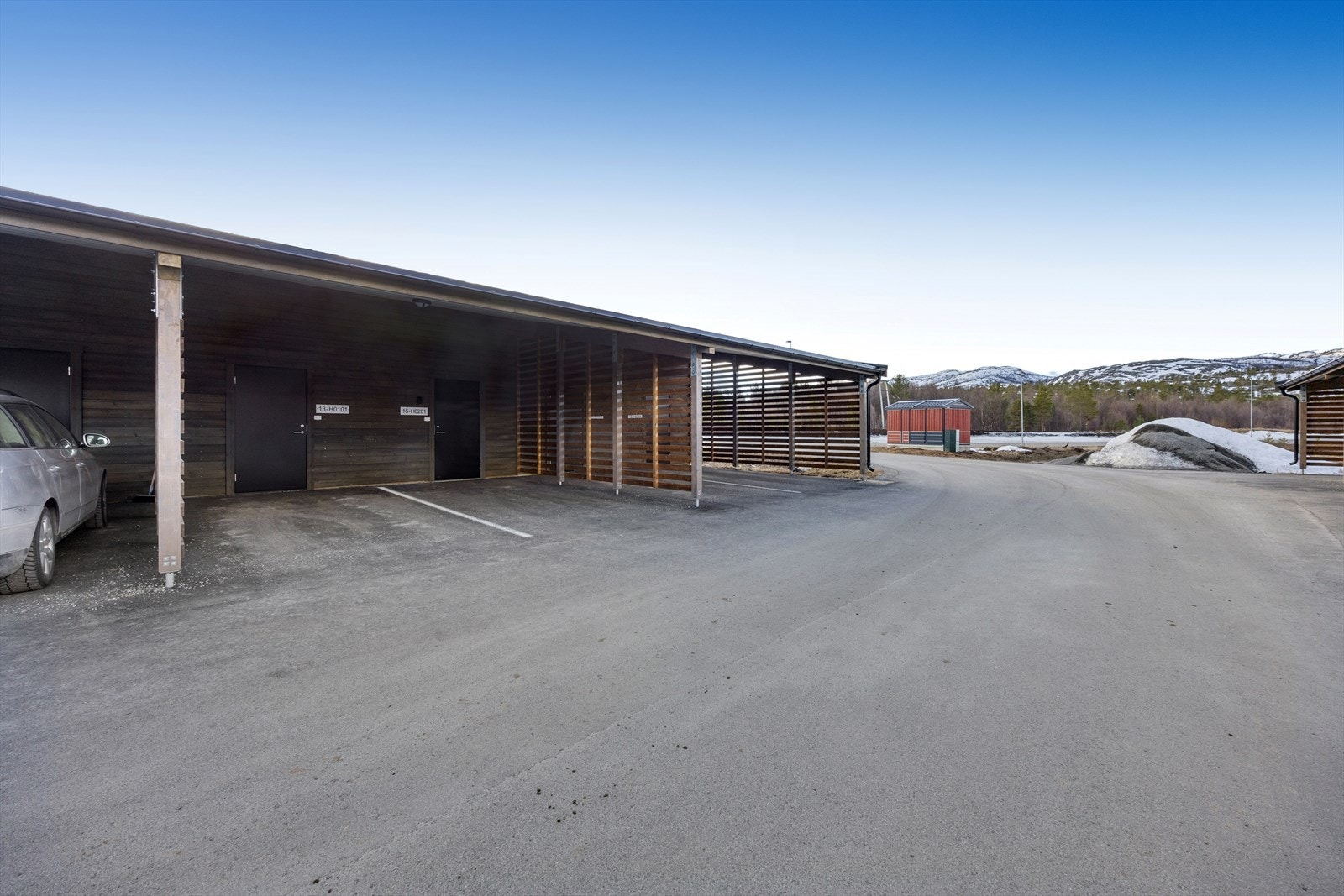 Felles carportanlegg med asfaltert dekke. Galleribilde