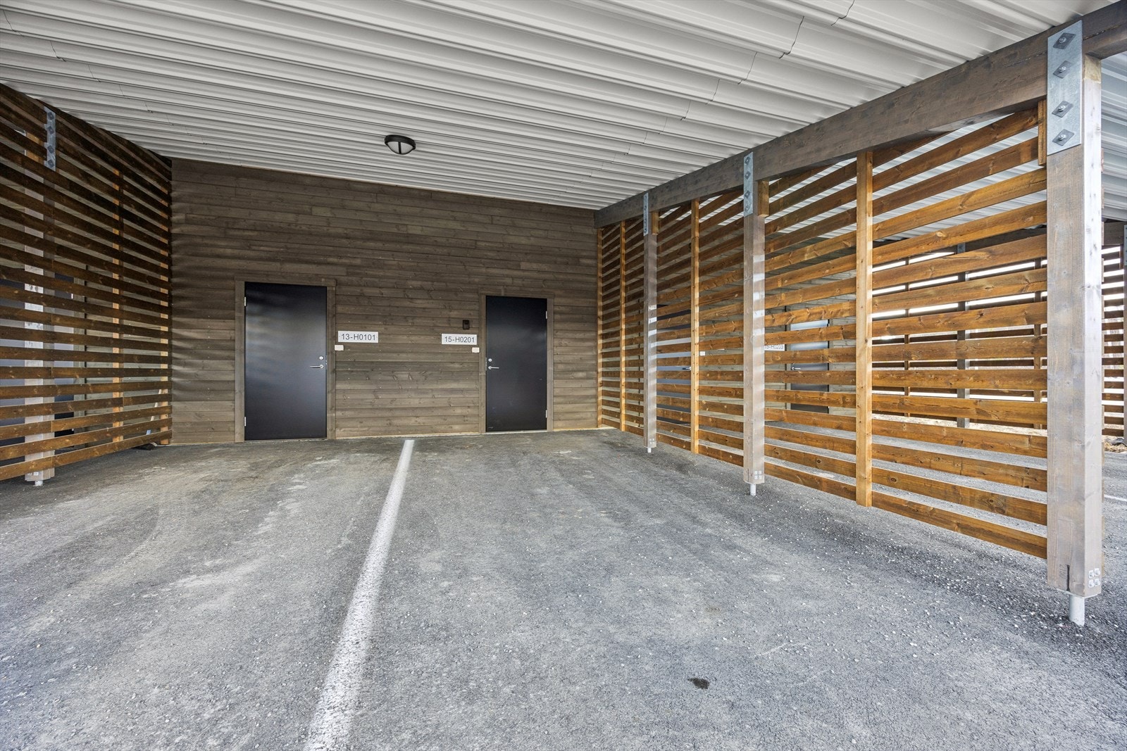 Leiligheten disponerer en fast plass i carport og en tilhørende utebod på 5 m². Galleribilde
