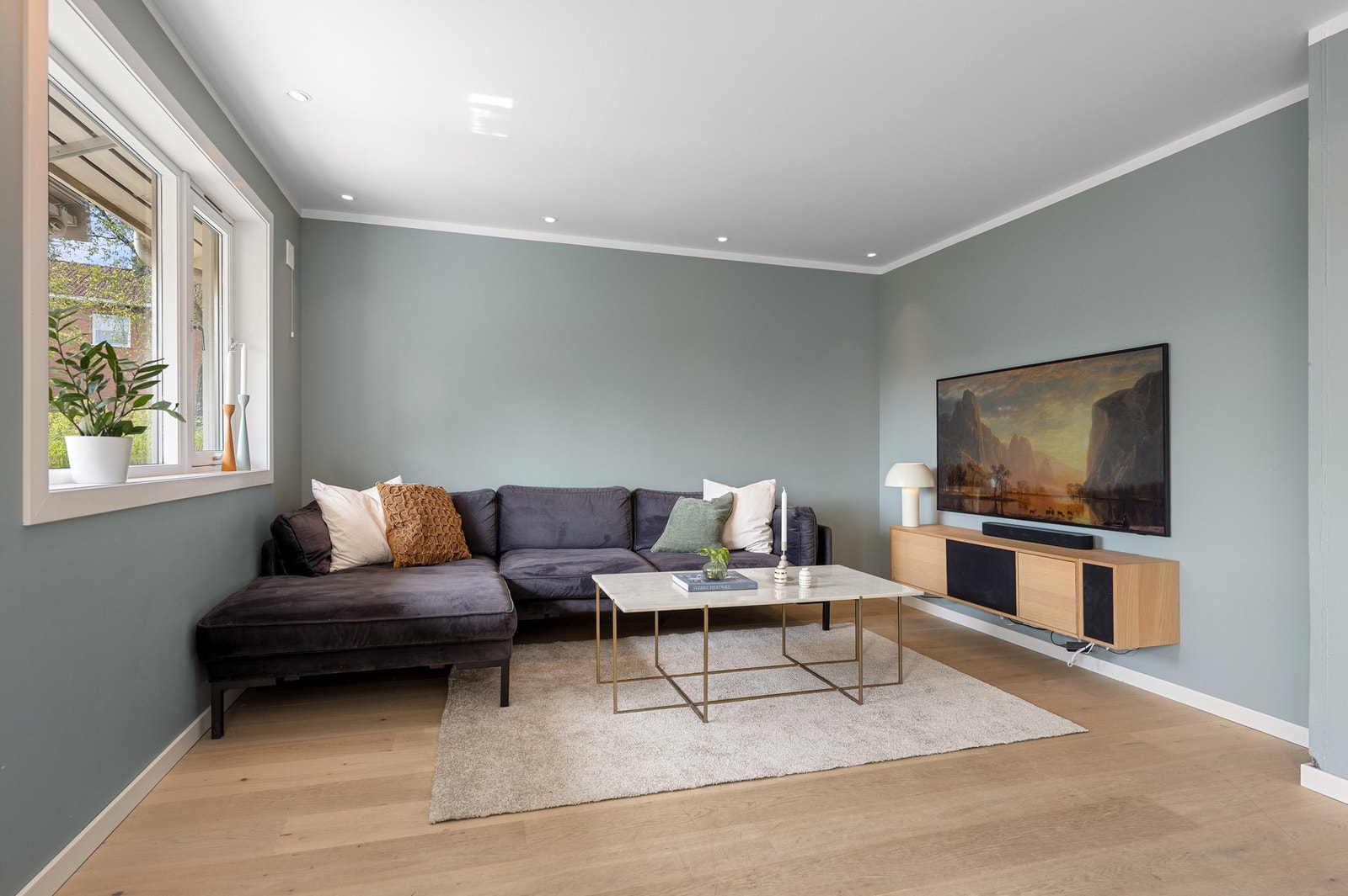 Rommet har stedvis downlights i himlingen Galleribilde