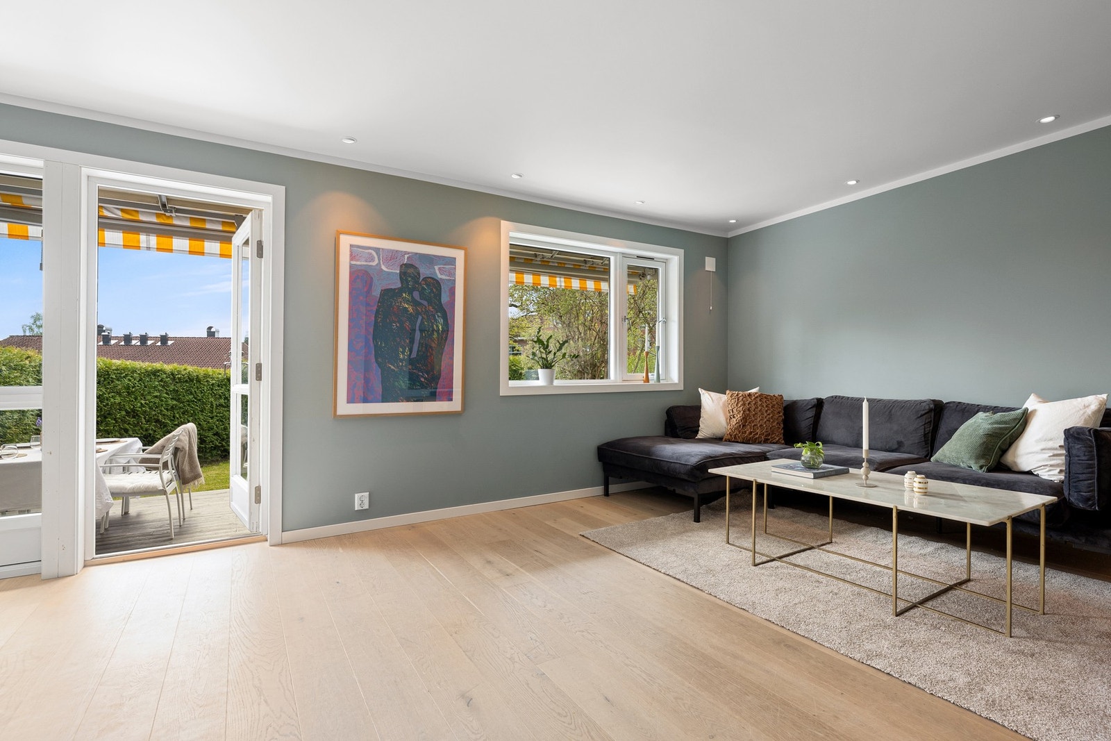 Utgang til terrasse og hage fra oppholdsrommet Galleribilde
