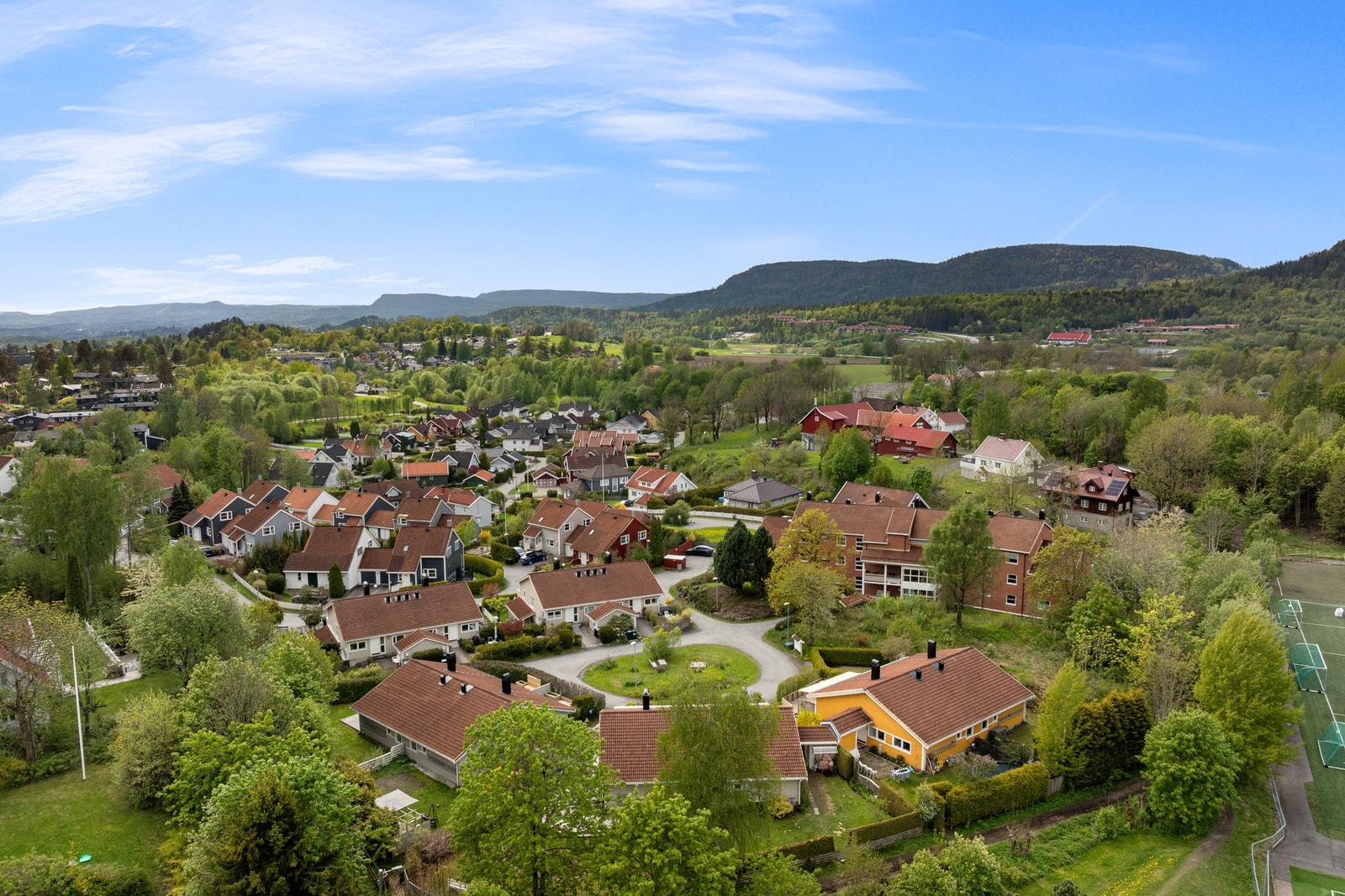Familievennlig område med kort vei til skoler, barnehager og marka Galleribilde