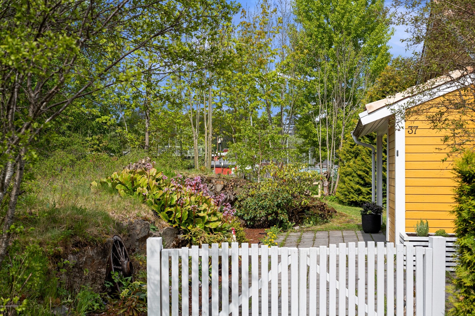 Hyggelig velkomst med port inn til gårdsplassen Galleribilde