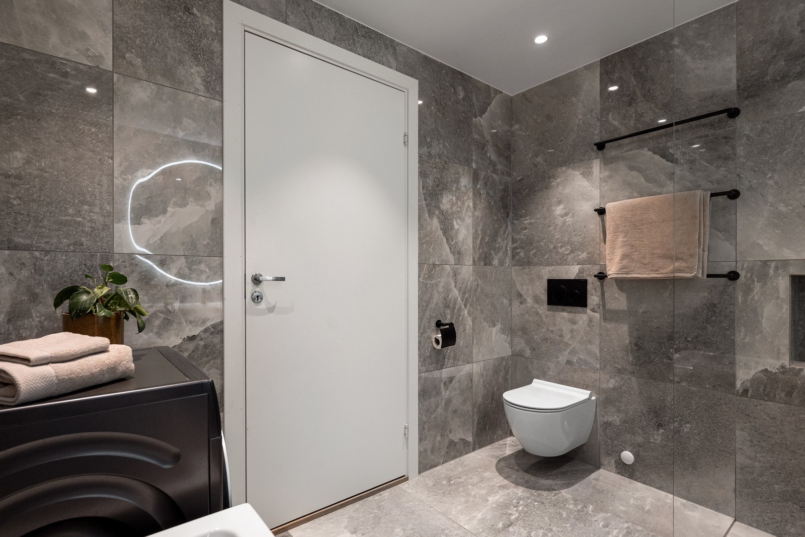 Badet har elektriske varmekabler og opplegg for vaskemaskin Galleribilde