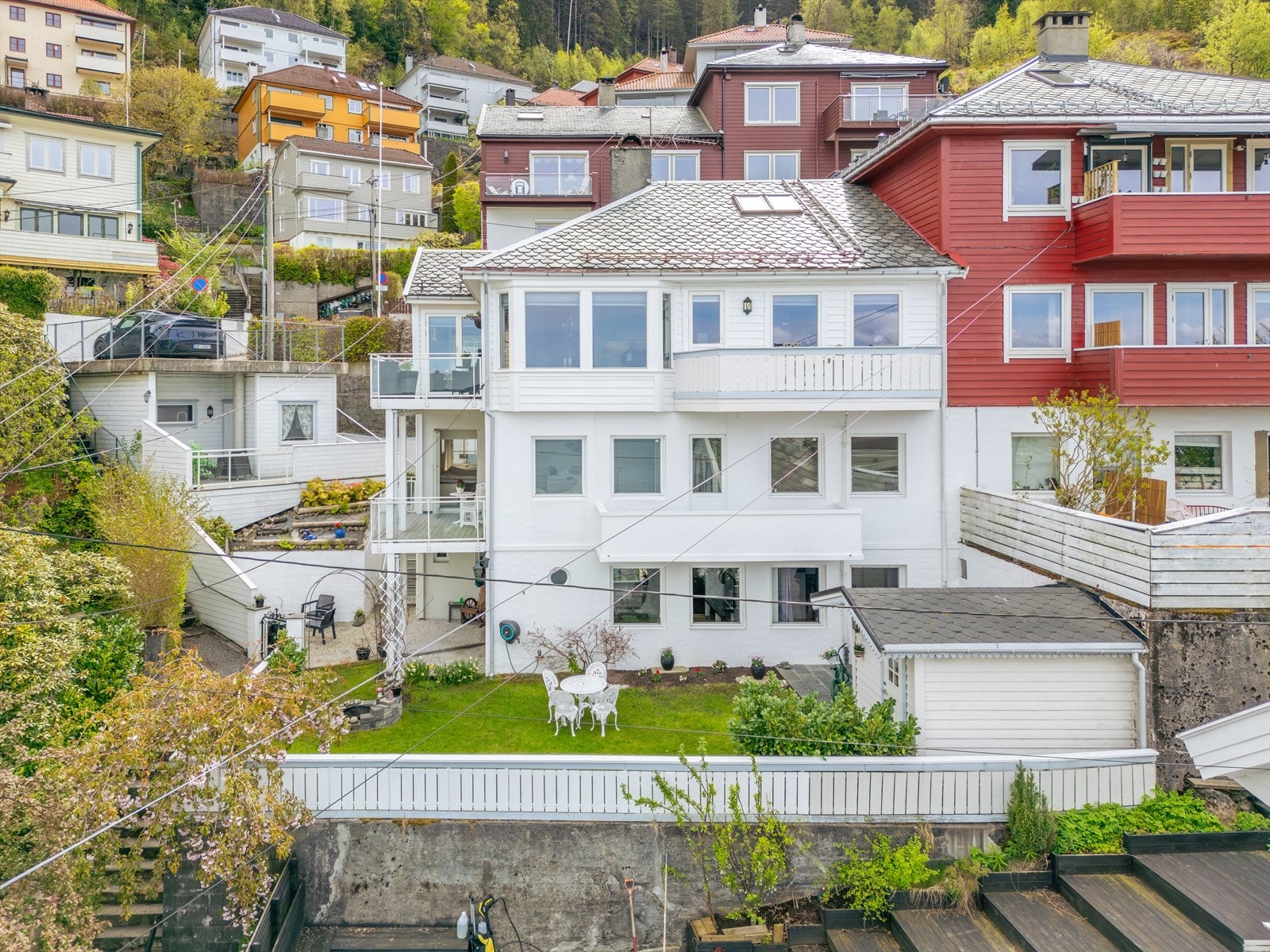 Eiendomsmegler Norge Bergen Sentrum Sandviken - Flott og velholdt familiebolig med 2 p-plasser. Praktfull utsikt, hage og solrike utearealer.