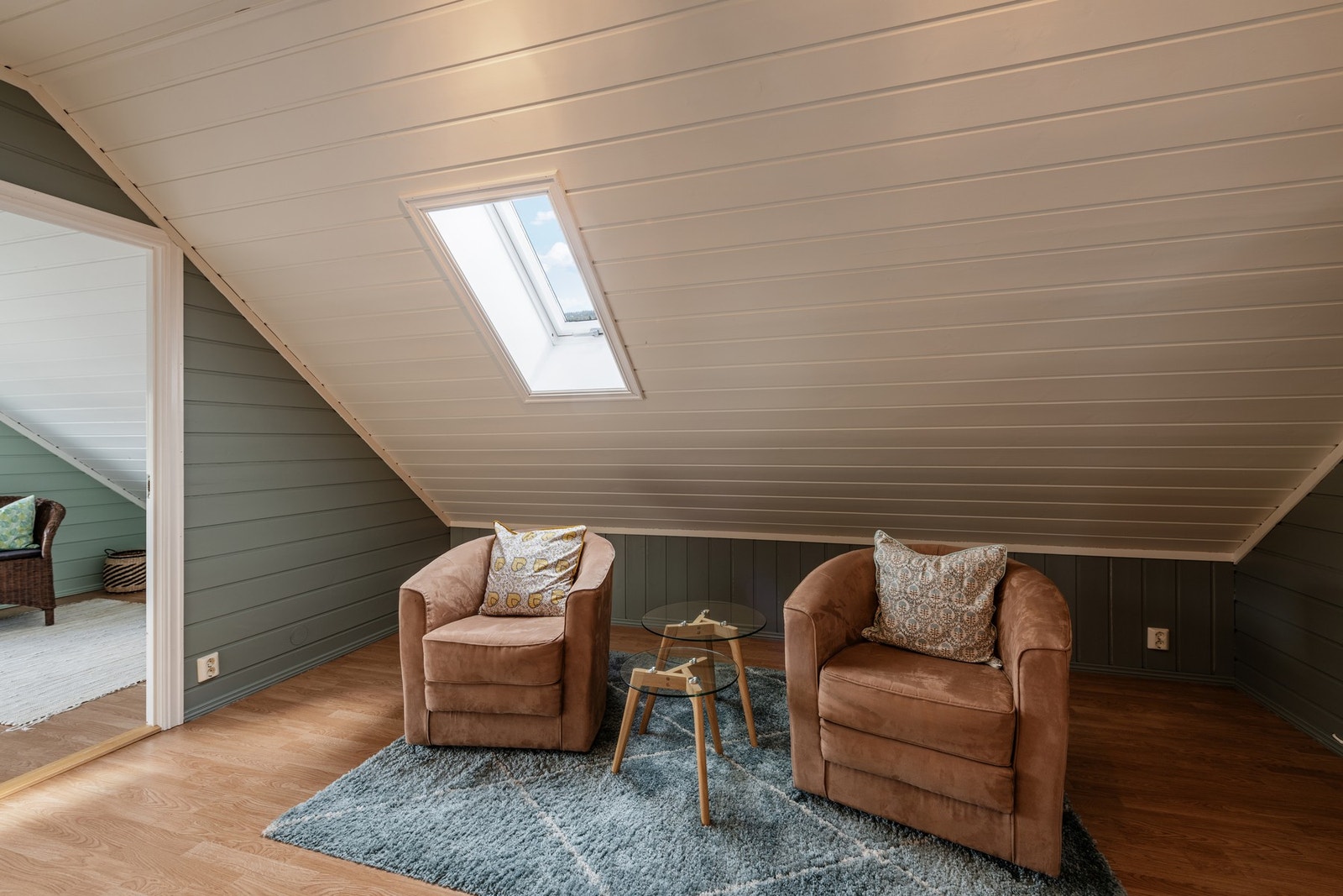 Loftsetasjen og stuen er helt ideell for barna/ungdommene i huset. Galleribilde