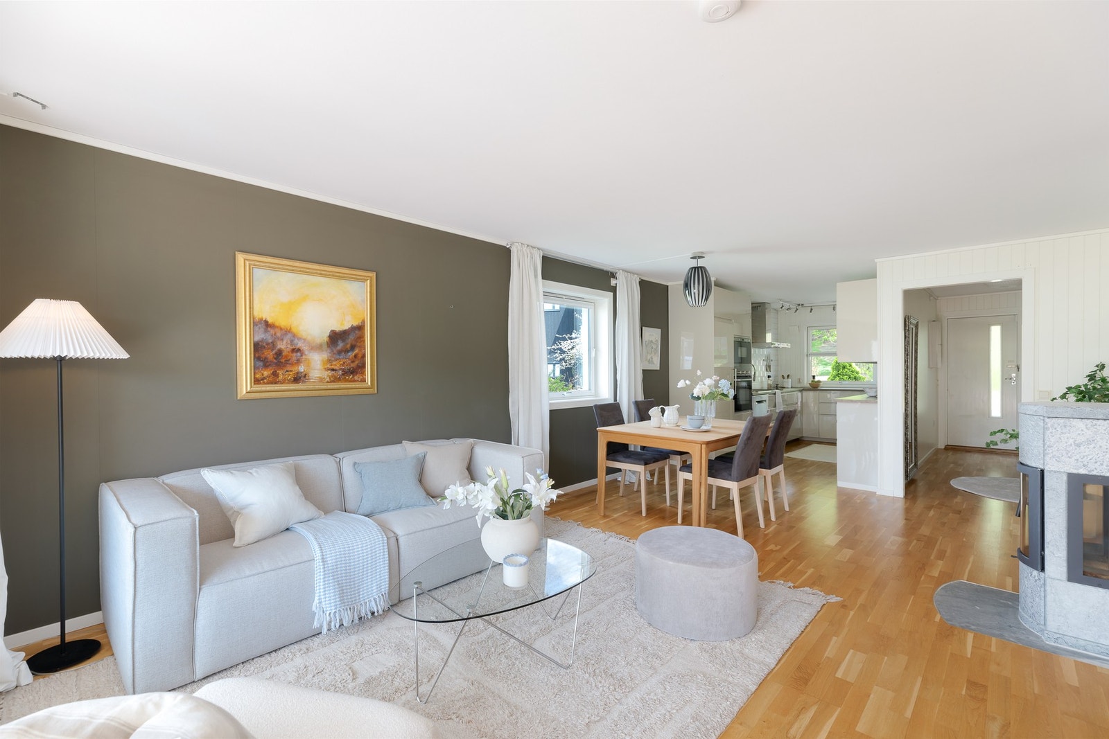 Kontrastvegg setter et moderne preg på rommet og gulvene består av eikeparkett. Galleribilde