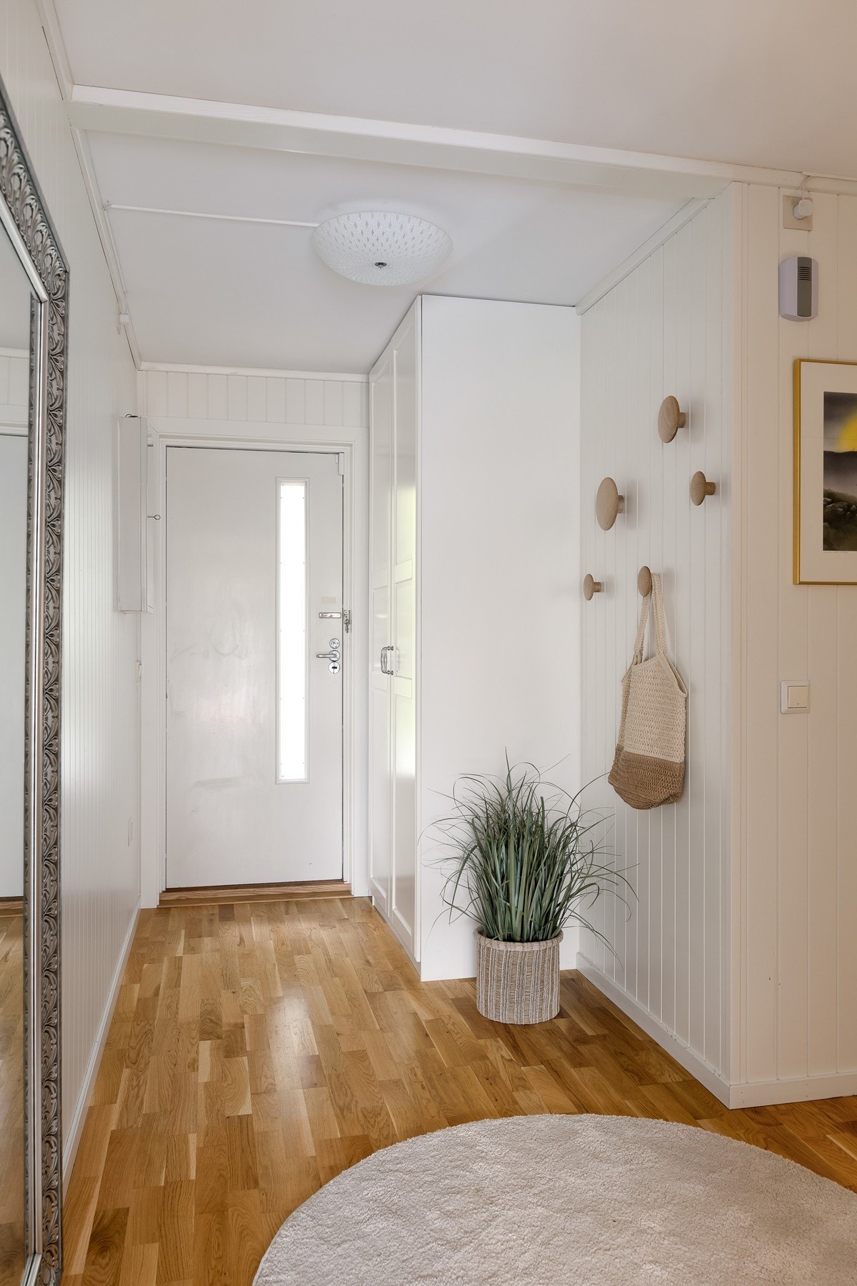 Leiligheten har en romslig og innbydende entré med garderobeskap. Galleribilde