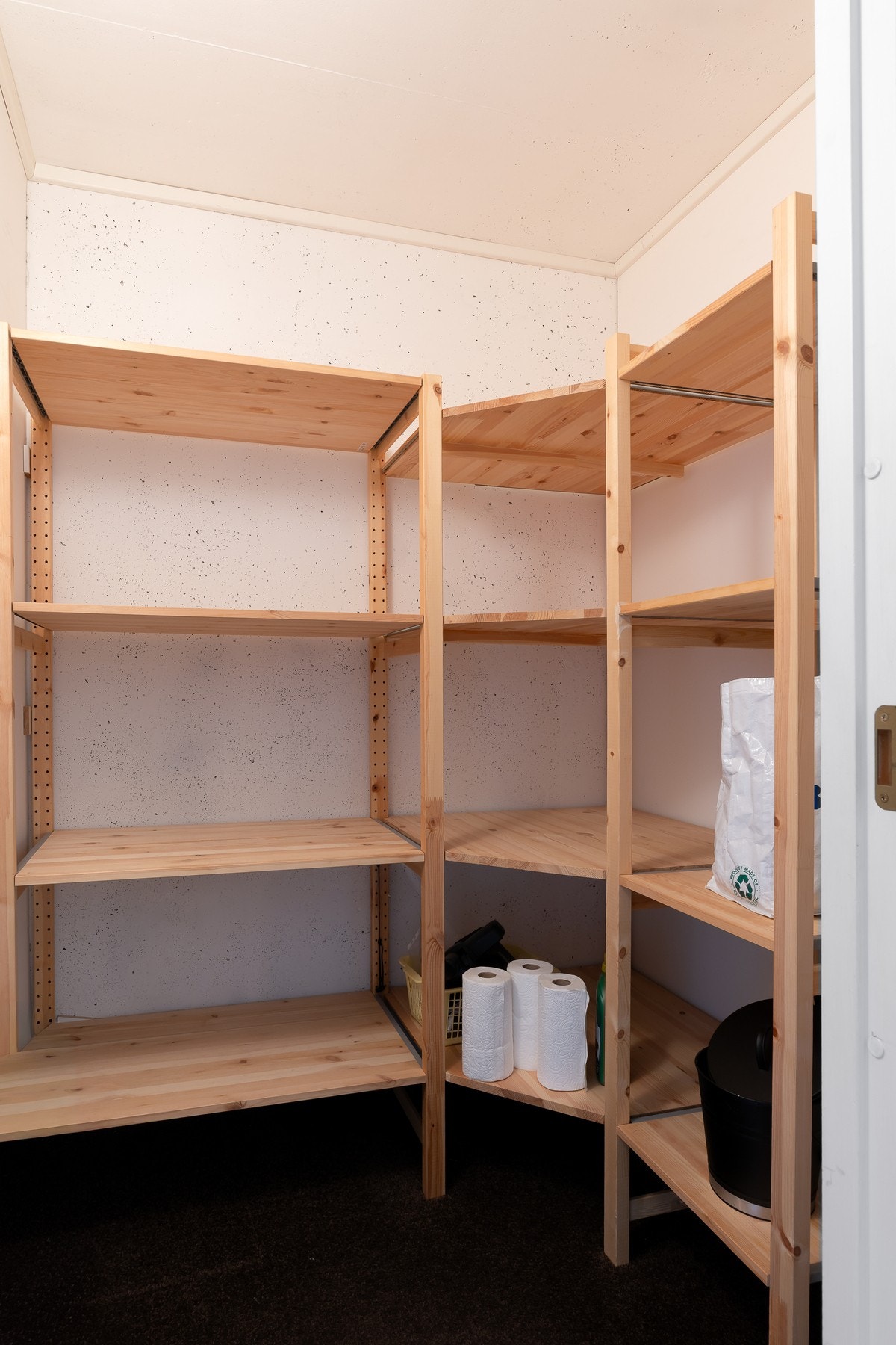 Fra entréen er det også tilgang til en praktisk innvendig bod som gir gode oppbevaringsmuligheter. Galleribilde
