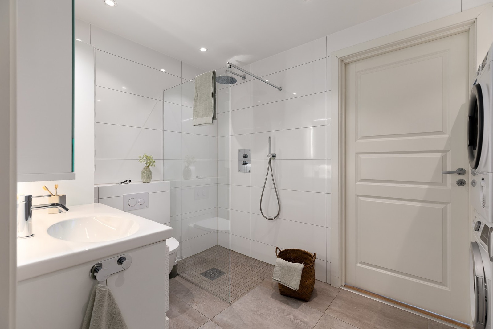 Badet ble modernisert i 2016 og holder en moderne standard med flislagte overflater, downlights og varmekabler i gulv. Galleribilde