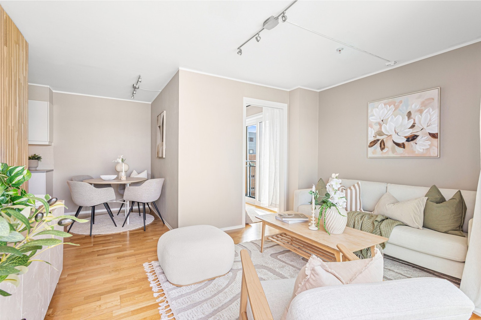 Delikat stue som er lett å innrede med flere sittegrupper. Galleribilde