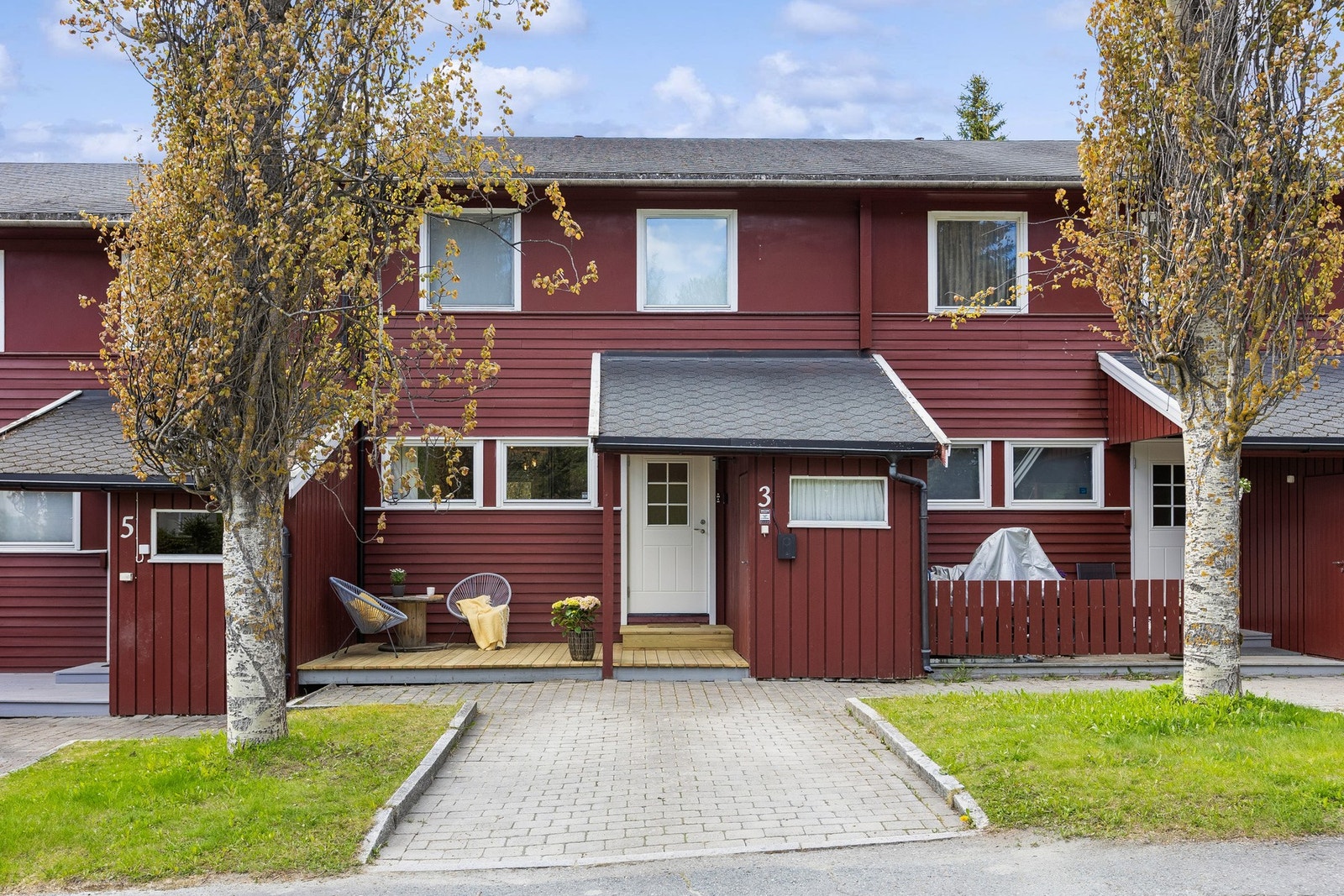 Leiligheten har en parkeringsplass med mulighet for montering av elbillader. Terrassen ved inngandsdøren er nylig lagt av faglært tømrer. Galleribilde