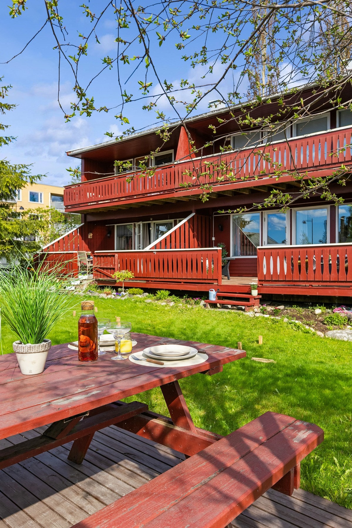 Fra verandaen kan du lett gå ned til felles hage. Galleribilde