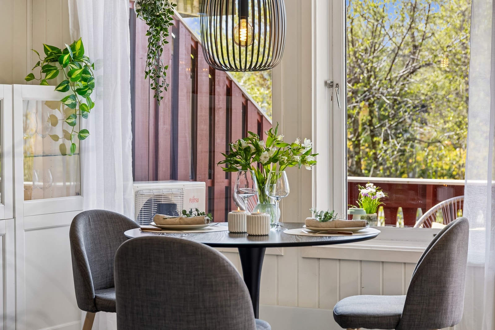 Stue- og kjøkkenområdet byr på god plass til innredning med stor sofa, spisebord og tilhørende møblement. Galleribilde