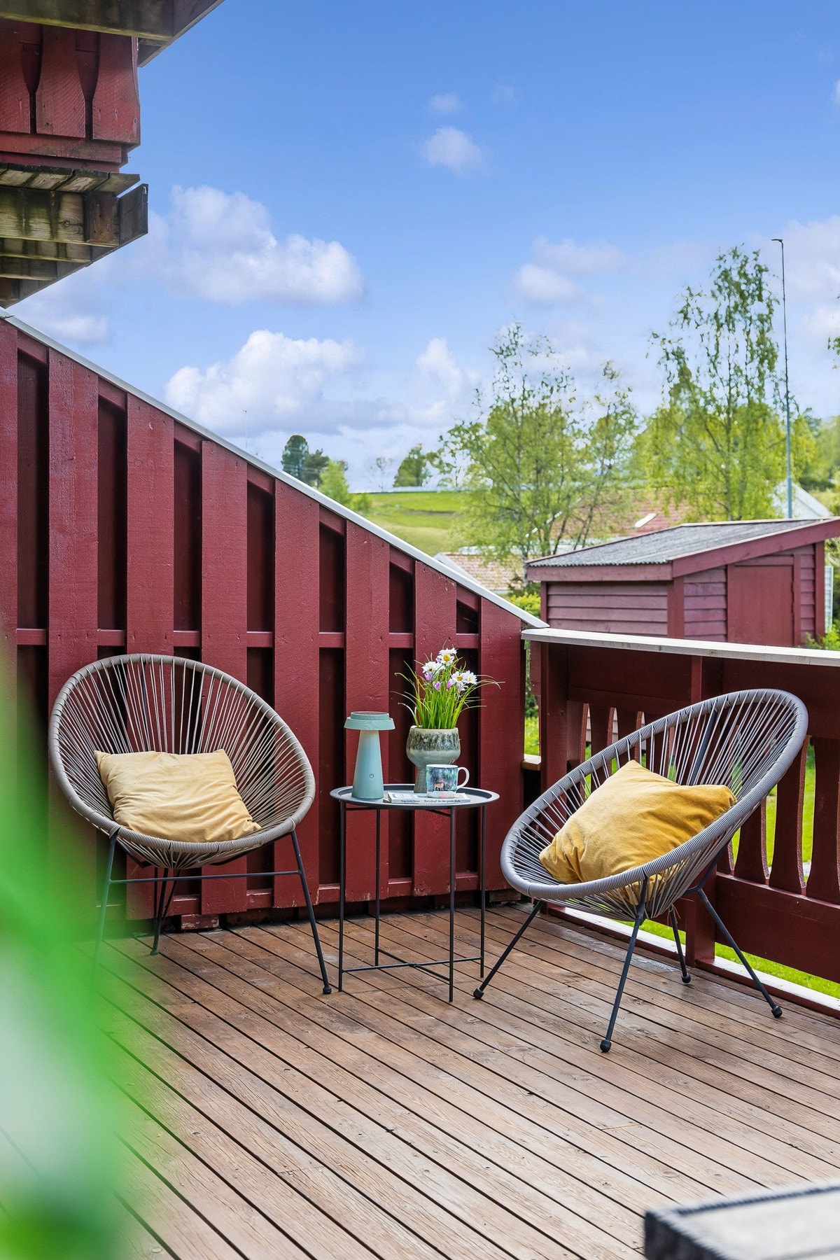Fra stuen har du utgang til en romslig veranda med gode solforhold, perfekt for hyggelige uteopplevelser. Galleribilde