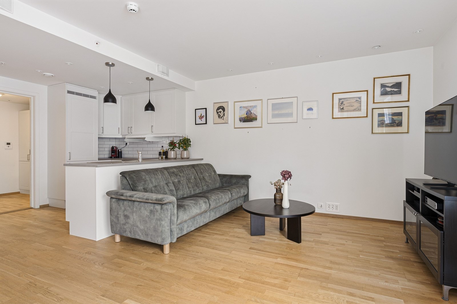 Stuen er lys og har gjennomgående downlights i himling. Galleribilde