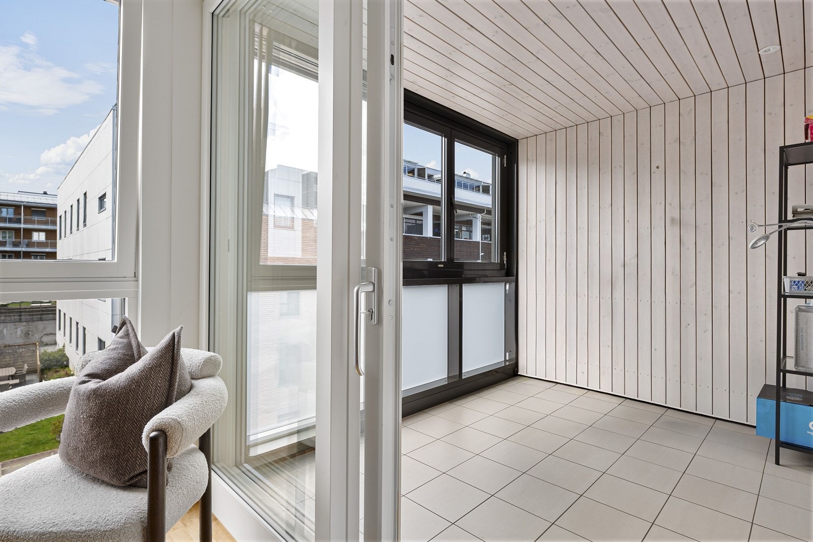 Skyvedør og flislagt gulv. Galleribilde