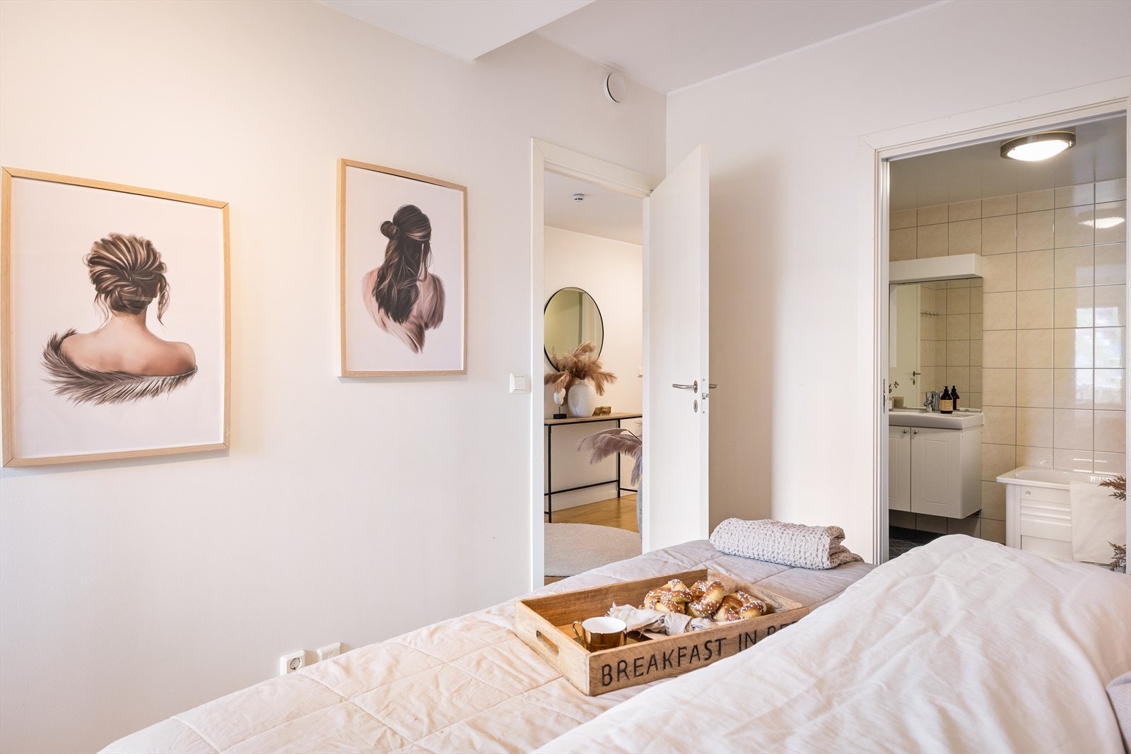 Fra hovedsoverom er det direkte adkomst til boligens hovedbad - ensuite løsning. Galleribilde