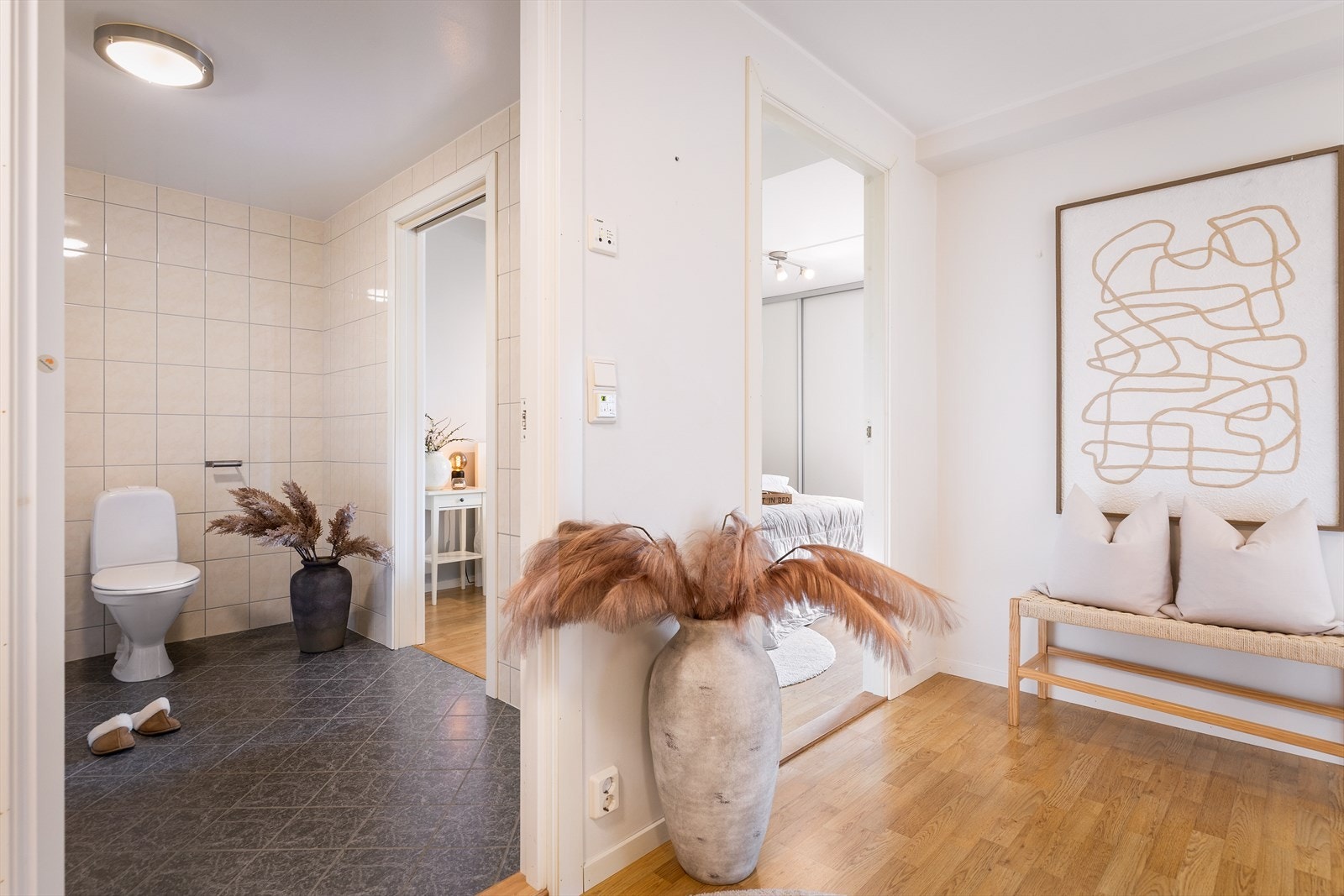 Badet ligger praktisk til i tilknytning til gangen og soverommene. Galleribilde