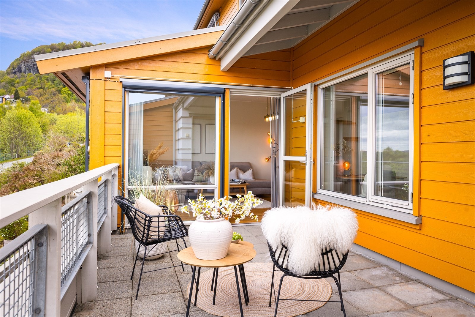 Fra stuen er det utgang til en romslig terrasse på 15,1 m², som blir en naturlig forlengelse av oppholdsrommet. Her er meget gode solforhold. Galleribilde