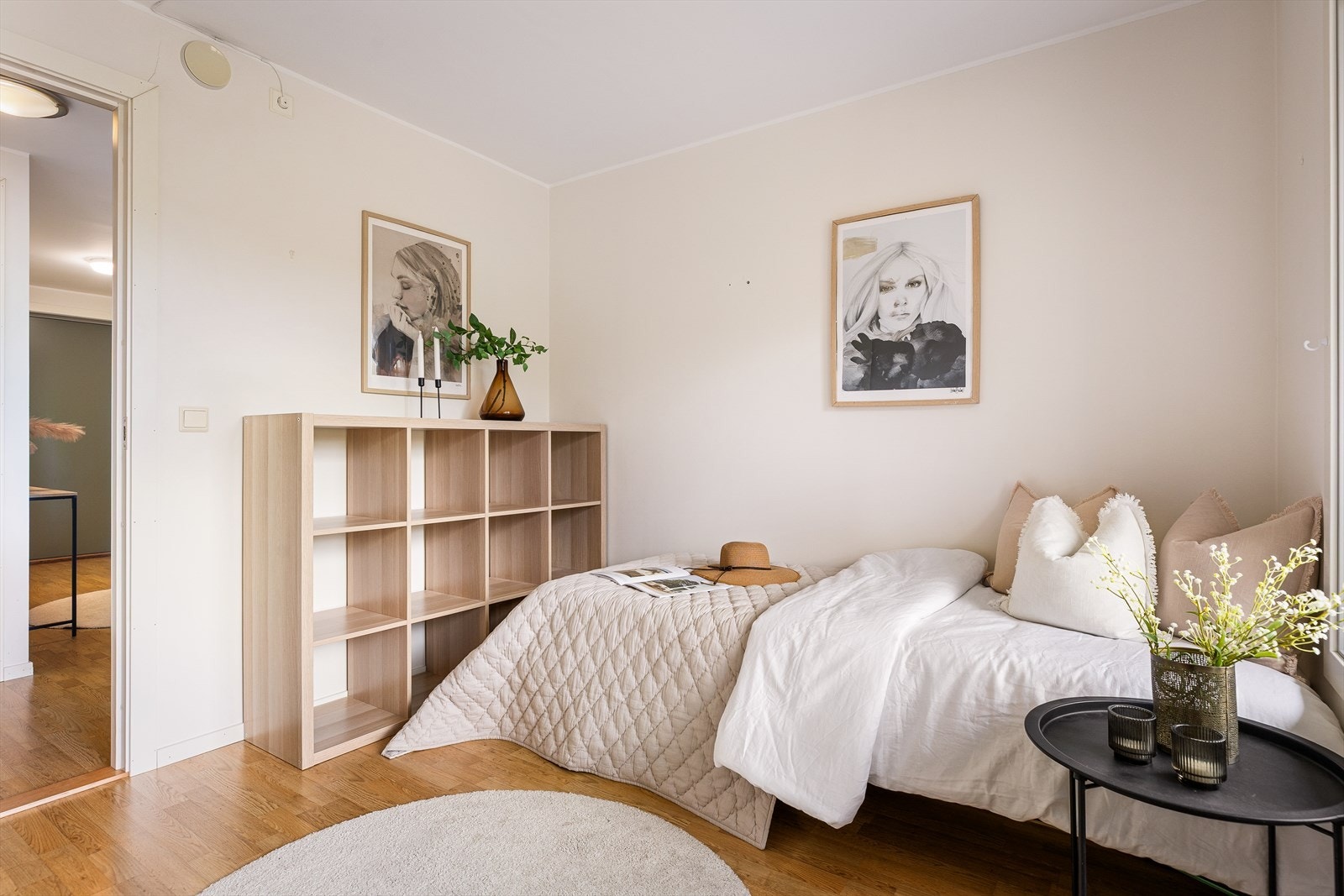 Også dette rommet har parkett på gulv og plass til oppbevaring. Galleribilde