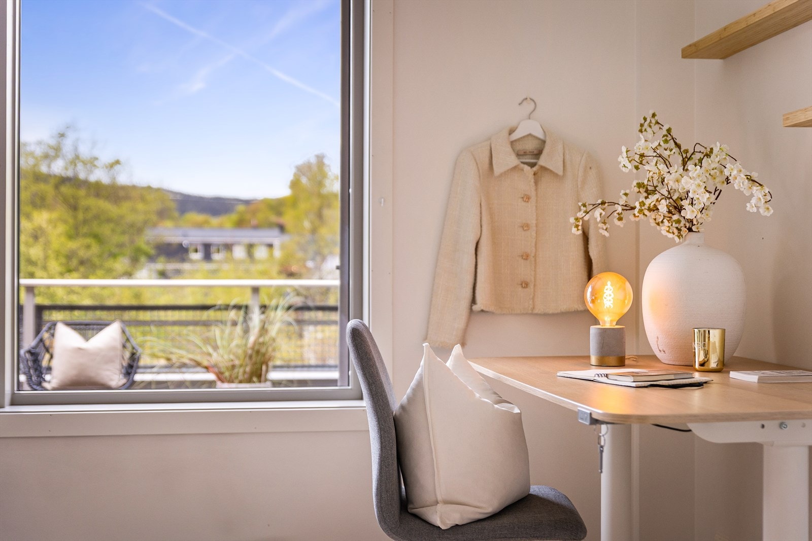 Soverommet har plass til en liten arbeidsplass ved vinduet. Galleribilde