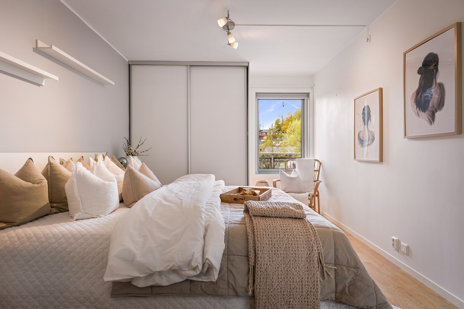 Hovedsoverommet har god plass til dobbeltseng og en stor skyvedørsgarderobe. Galleribilde