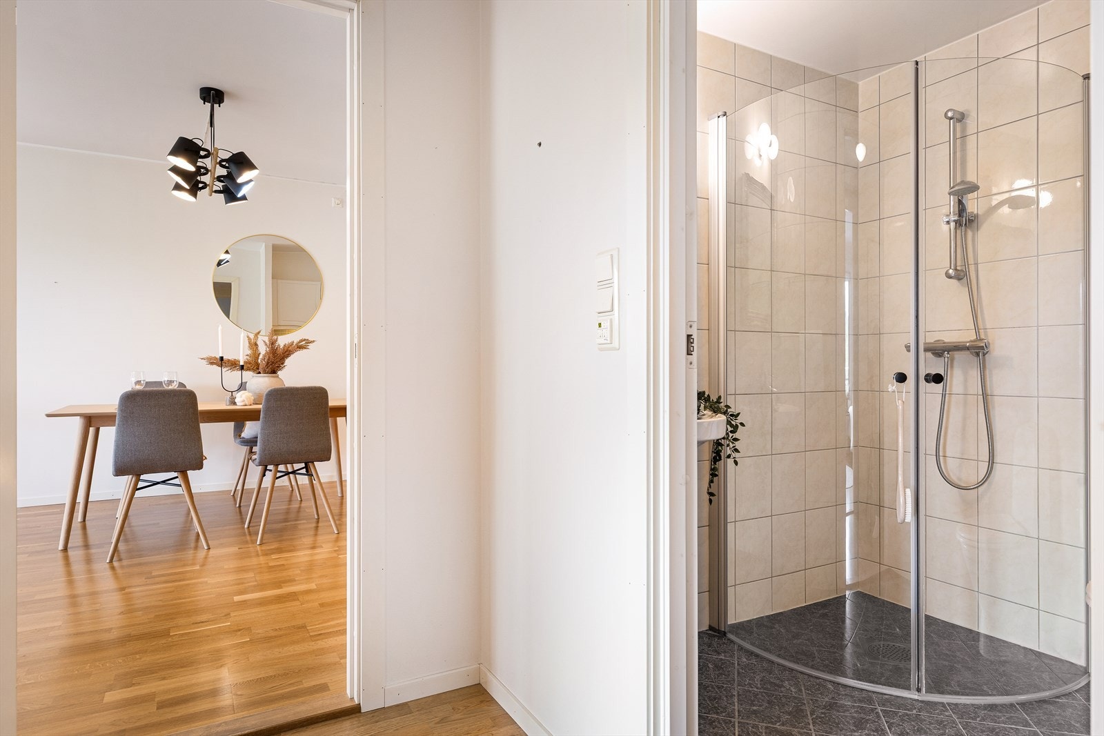 Praktisk med to bad i en leilighet av denne størrelsen. Galleribilde