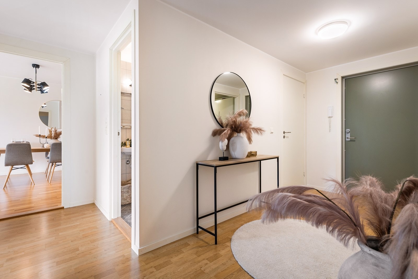 Fra gangen er det tilgang til alle rom, inkludert en praktisk innvendig bod på 3,4 m². Galleribilde