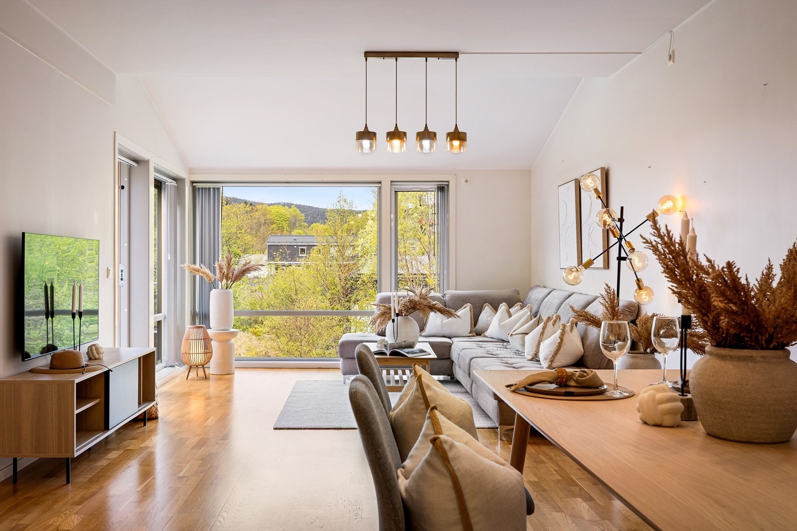 Store vindusflater gir rikelig med dagslys og utsikt mot grønne omgivelser. Galleribilde