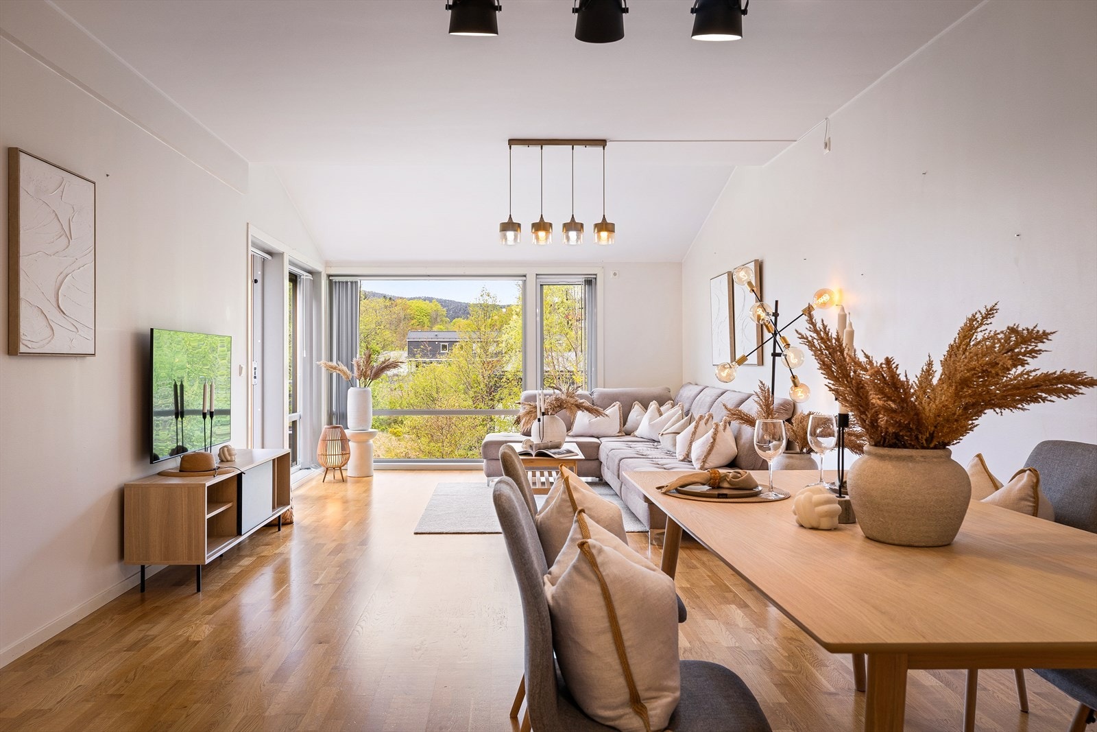 Det sosiale allrommet gir god plass til både sofagruppe og spisebord. Galleribilde