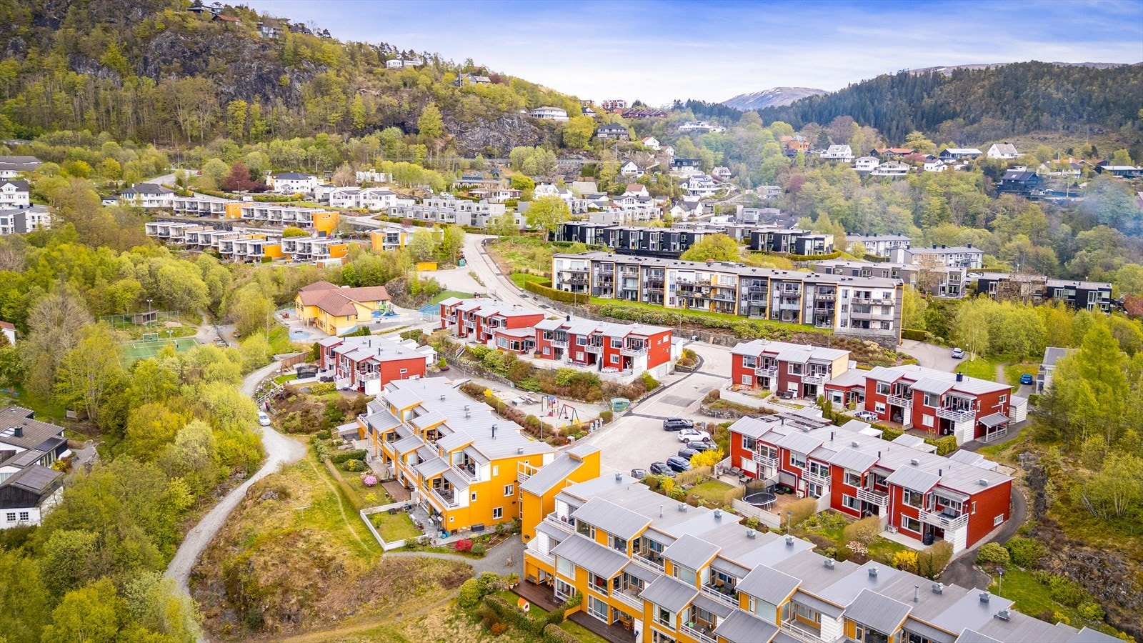 Beliggenhet i et etablert og barnevennlig boligområde på Nedre Nattland. Galleribilde