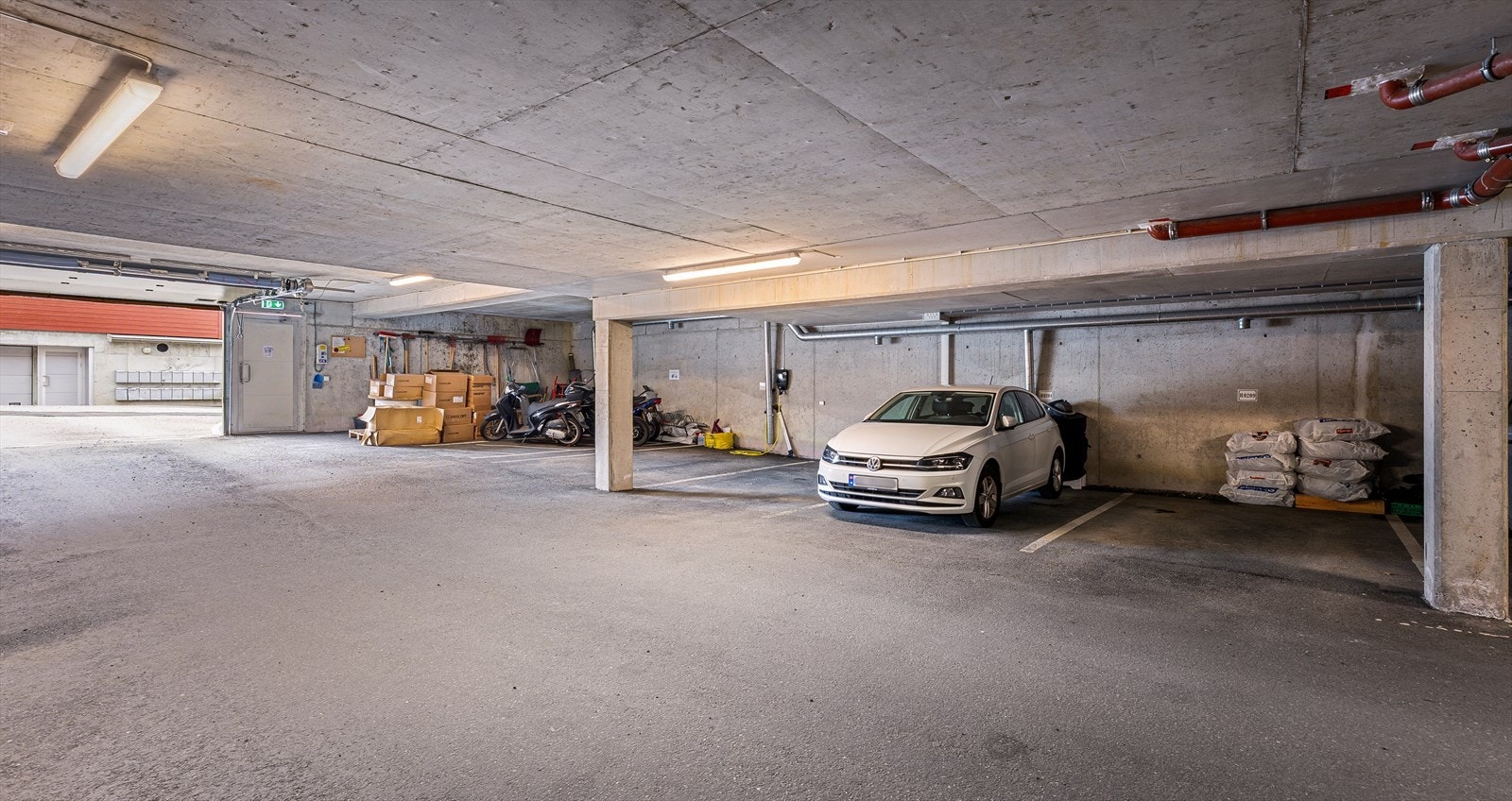 Det medfølger en fast plass i felles garasjeanlegg. Galleribilde
