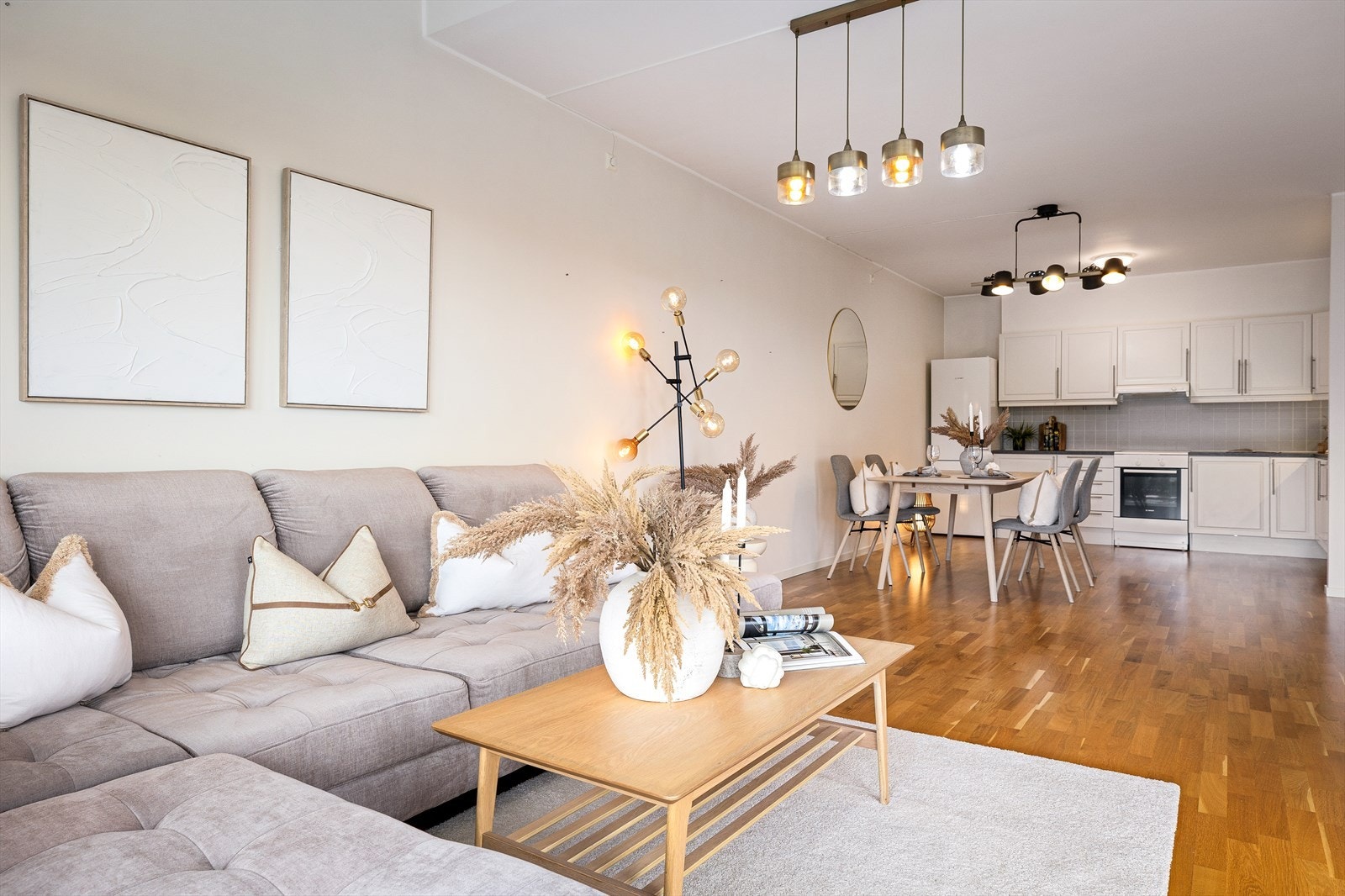 Leiligheten har en åpen stue- og kjøkkenløsning med gjennomgående parkettgulv og balansert ventilasjon. Galleribilde