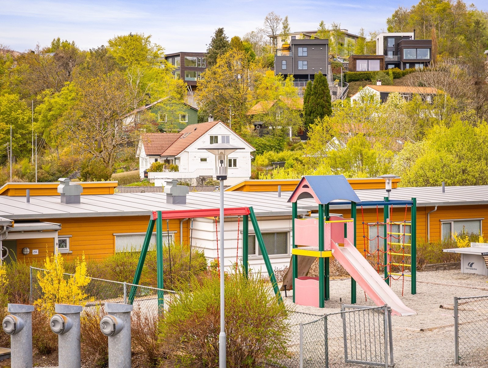 Sameiet har felles lekeplass med bord og benker. Galleribilde