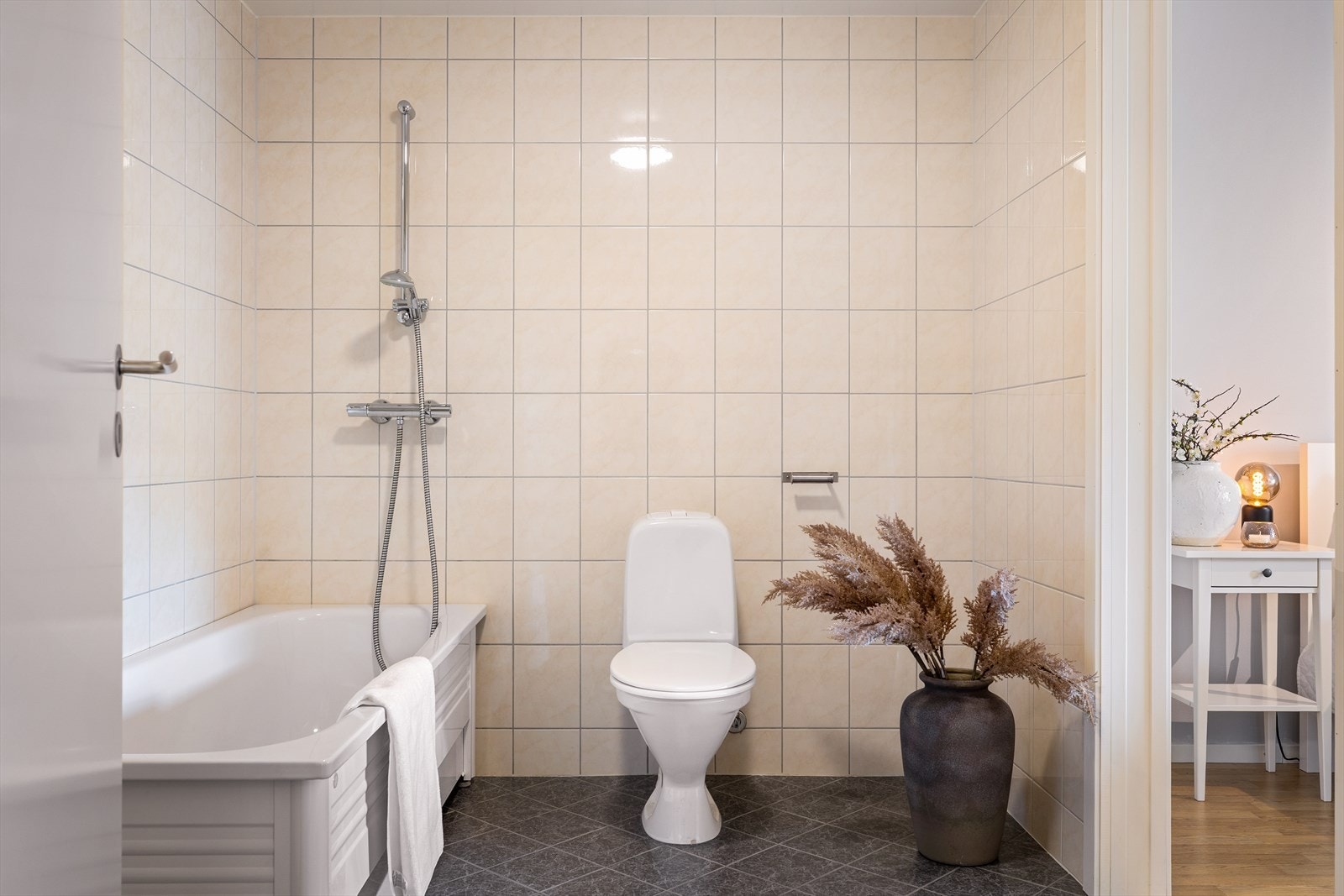 Hovedbadet er helfliset og utstyrt med badekar og dusj. Galleribilde