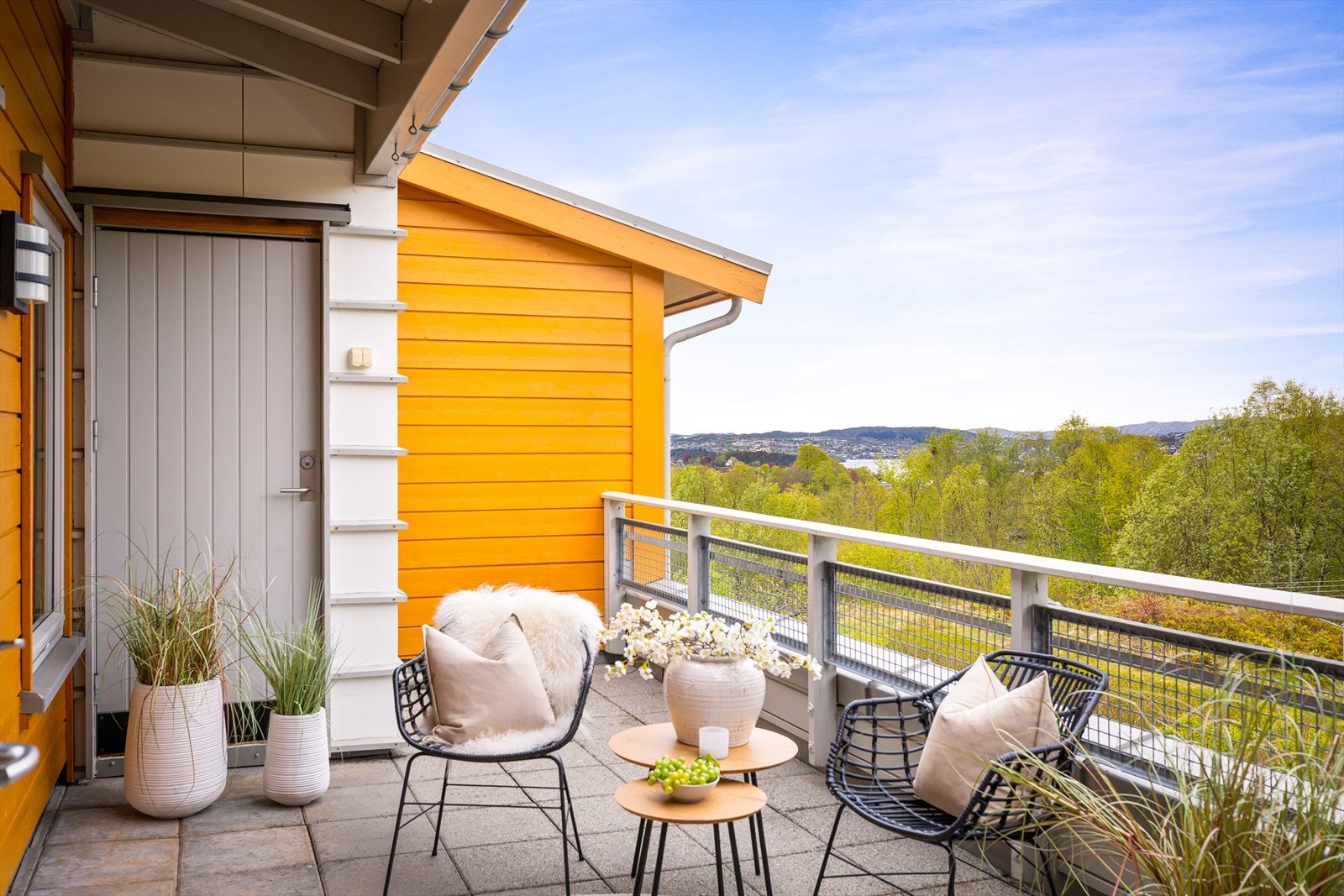Terrassen har god plass til sittegruppe og utemøbler. En utebod for god oppbevaring inn den grå døren. Galleribilde