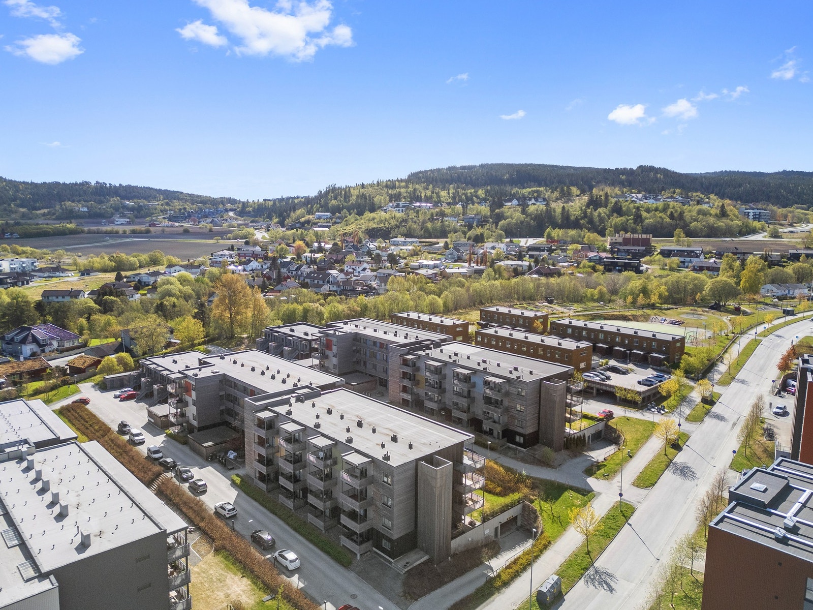 Plass i felles garasjeanlegg følger leiligheten. Leiligheten disponerer også en bod i kjeller. Galleribilde