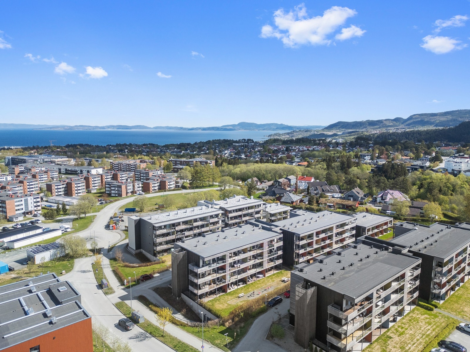 Her bor du i flotte og rolige omgivelser i Brundalen, samtidig som du har kort vei til Trondheim sentrum og alt av nødvendige servicetilbud. Galleribilde