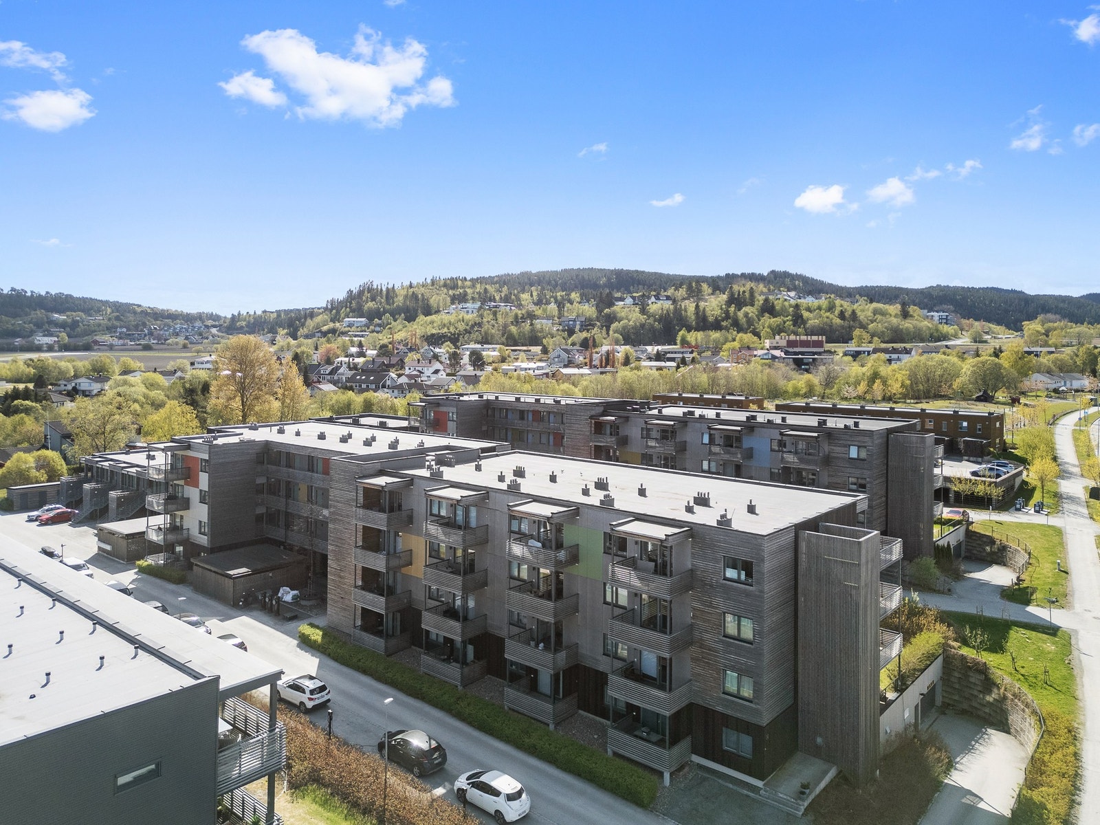 Leiligheten ligger i et nyere og moderne boligbygg oppført i 2016, som byr på behagelig bokomfort med nybyggstandard og et stilrent uttrykk. Det er heis i bygget. Galleribilde