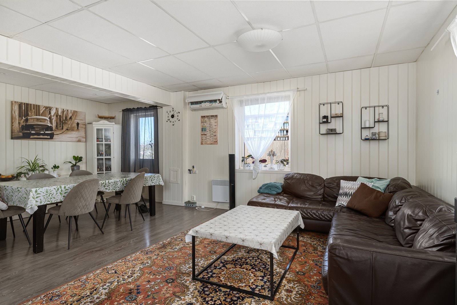 Romslig med plass til sofa, spisebord, møblement og hyller. Galleribilde
