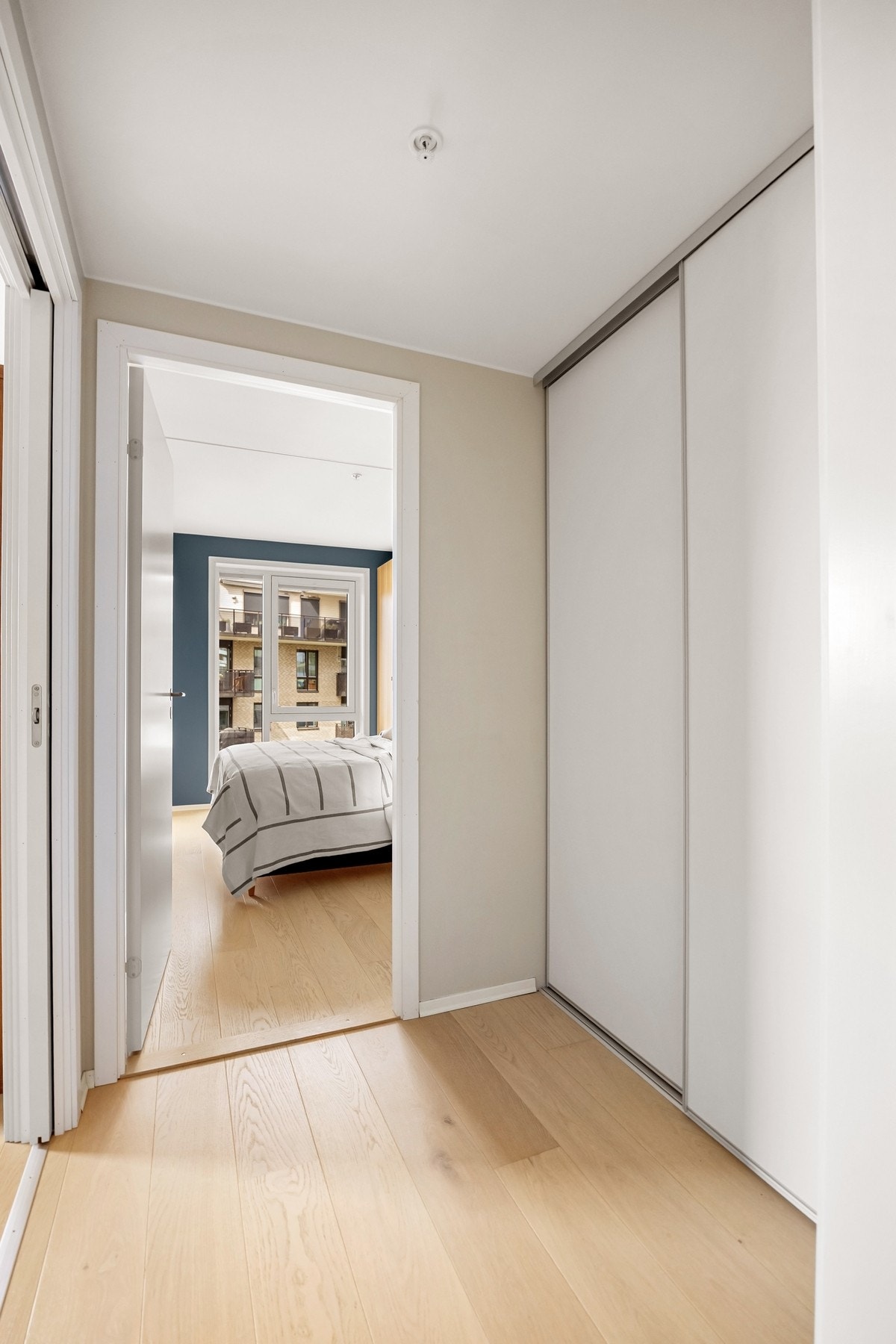 Rikelig med oppbevaringsplass i skyvedørsgarderobe i gang. Galleribilde