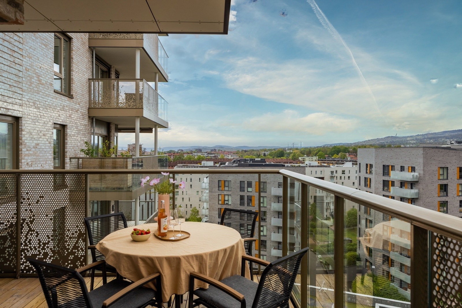 Plass til spisebord og stoler. Galleribilde